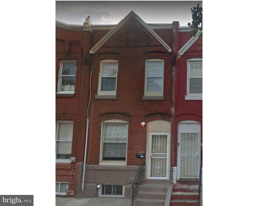 Nice block----CLOSE TO TEMPLE!! Hardwood Floors throughout, decorative backsplash in kitchen, ceramic tiling in bathroom and surrounding tub area. Close to the transportation and Broad Street. Great for student housing---possible $2800 per month.   MOTIVATED SELLER!!  "As-IS"