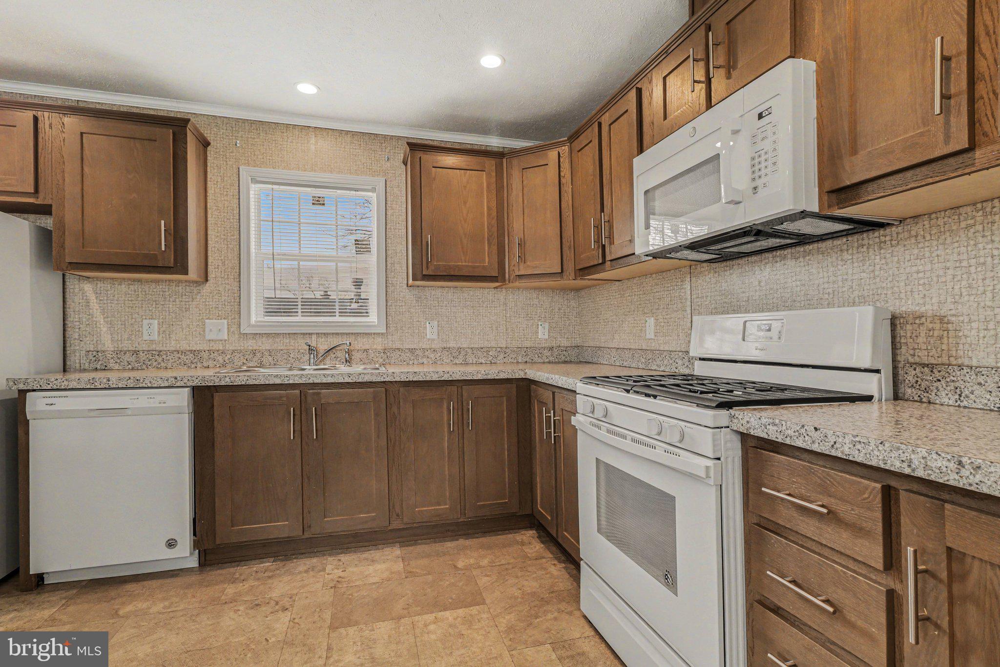 LAKEVIEW COUNTRY ESTATES - Residential