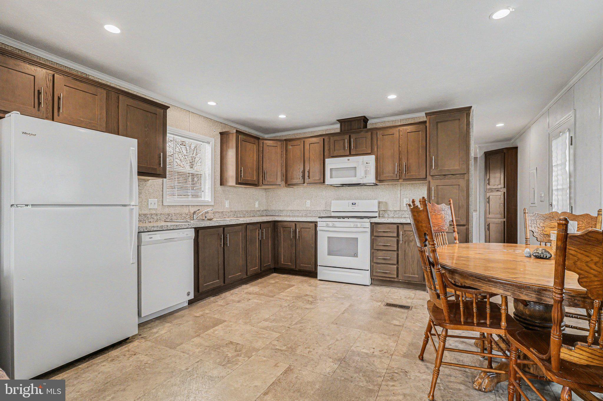 LAKEVIEW COUNTRY ESTATES - Residential