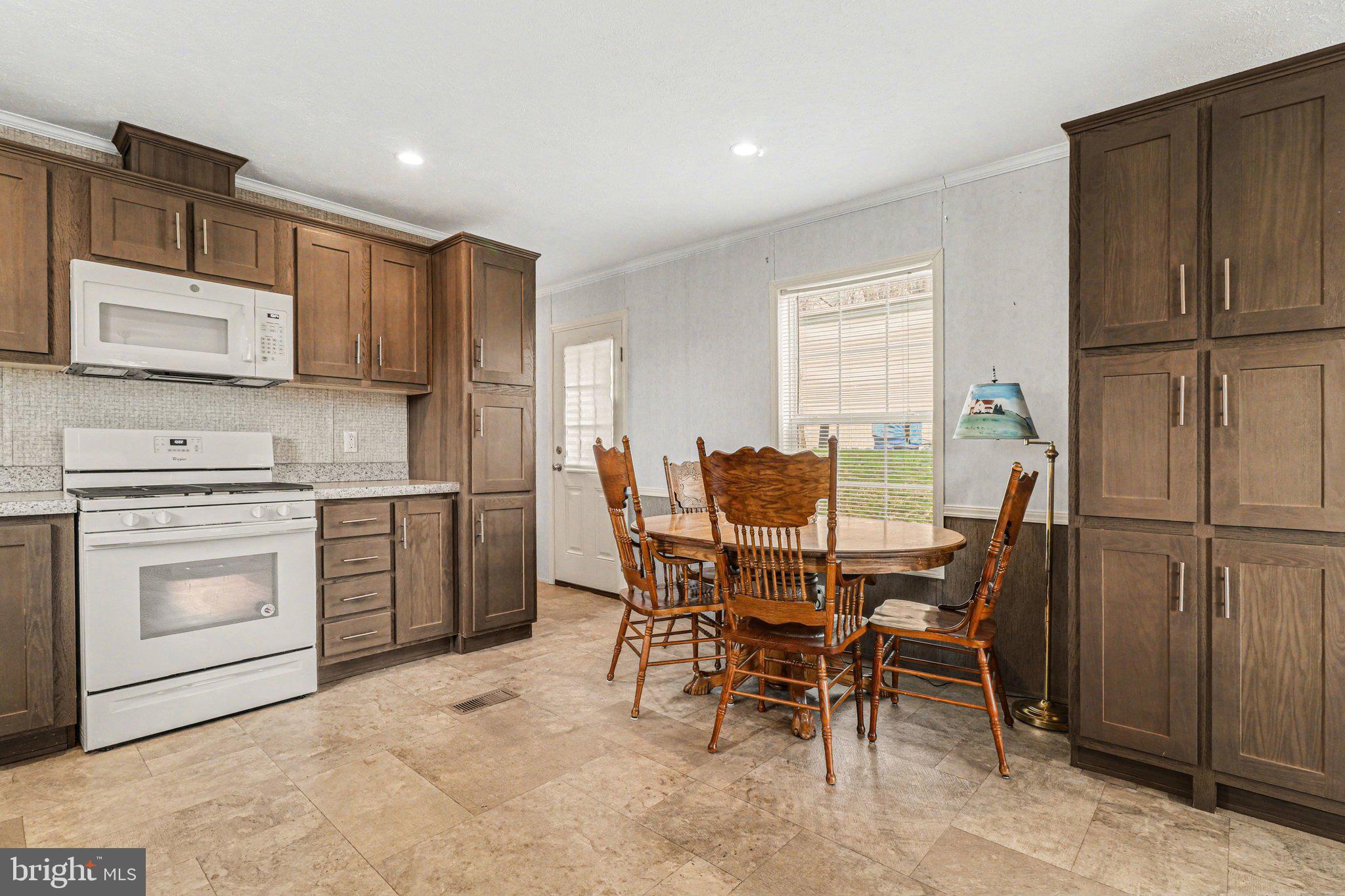 LAKEVIEW COUNTRY ESTATES - Residential