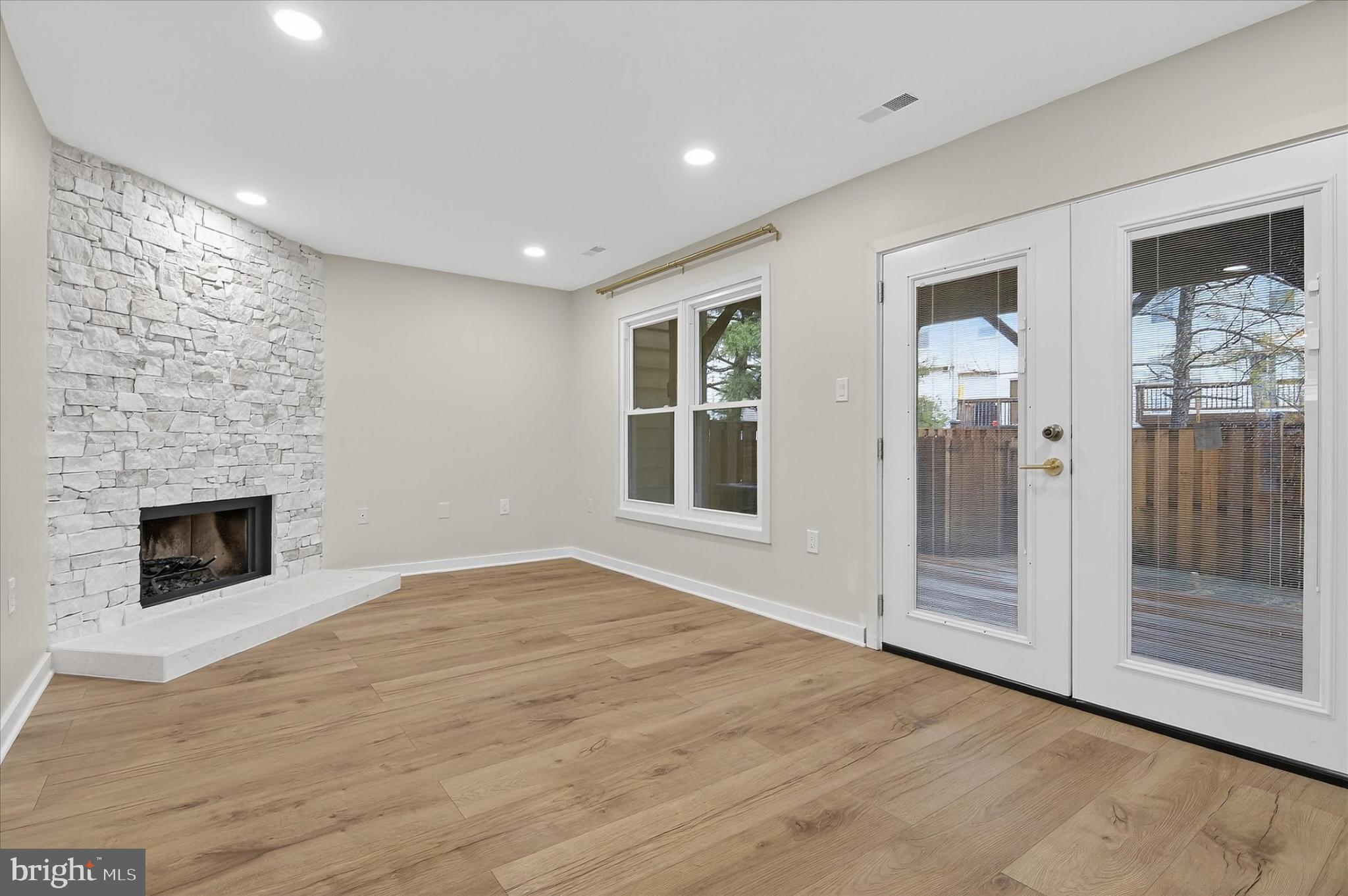 STONINGTON - Residential