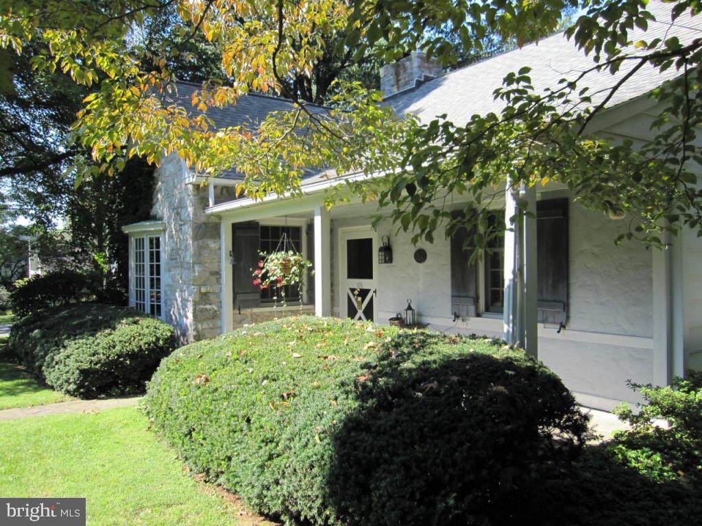 1553 HOLLYWOOD DRIVE