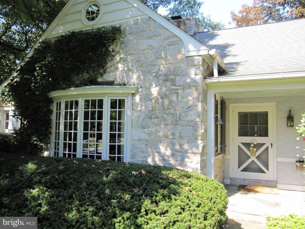 1553 HOLLYWOOD DRIVE