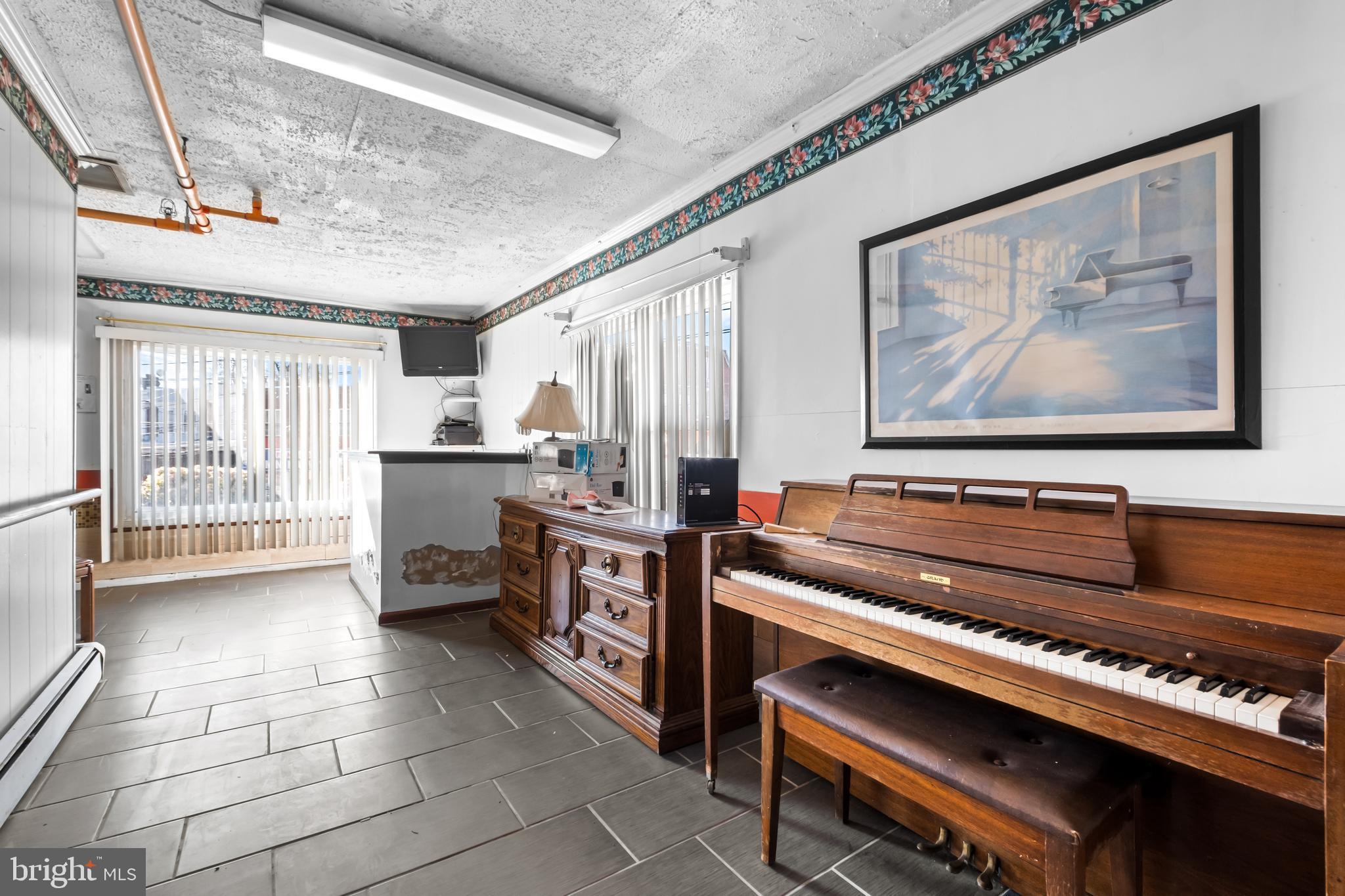 FRANKFORD - Commercial Sale