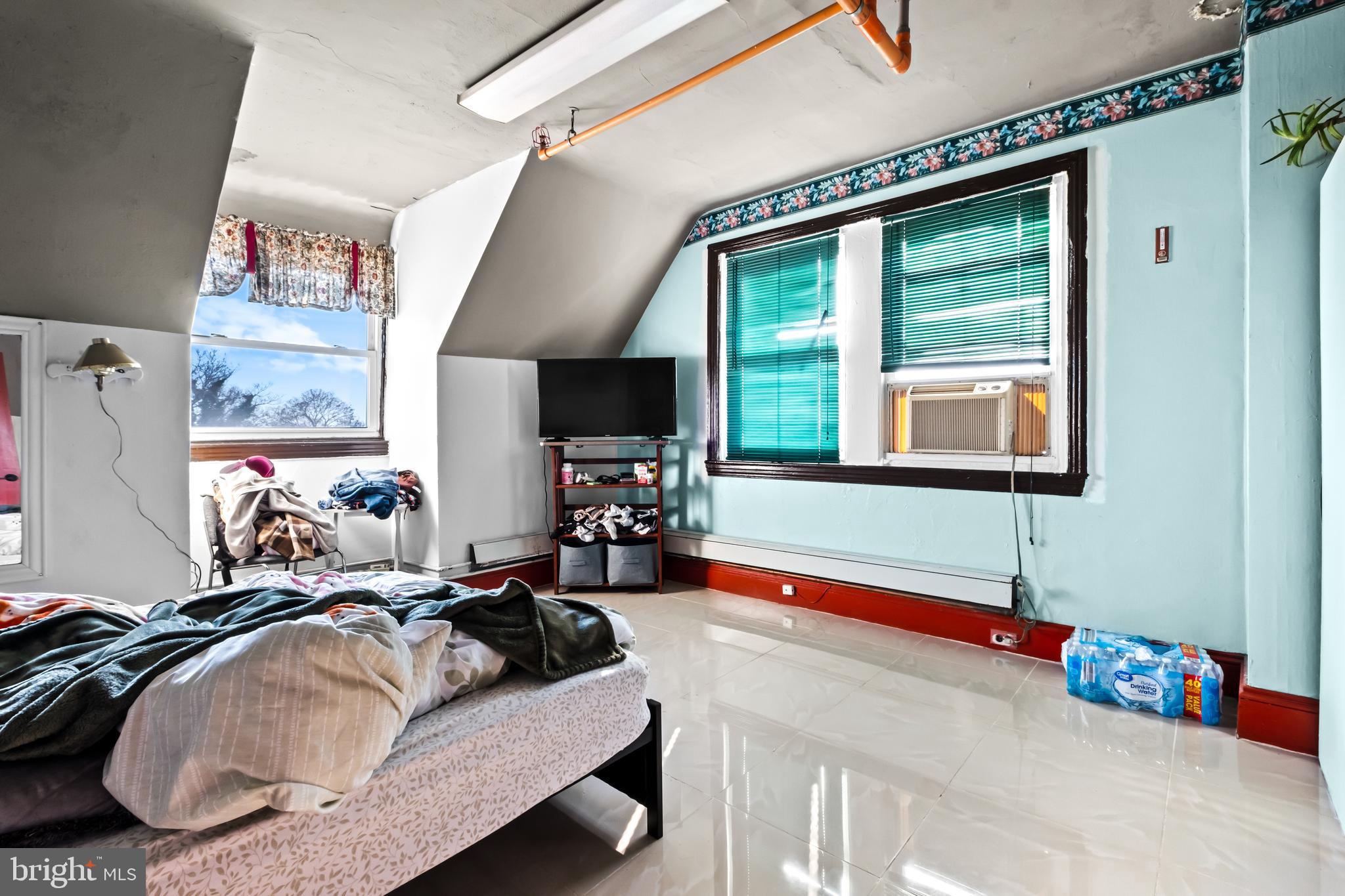 FRANKFORD - Commercial Sale