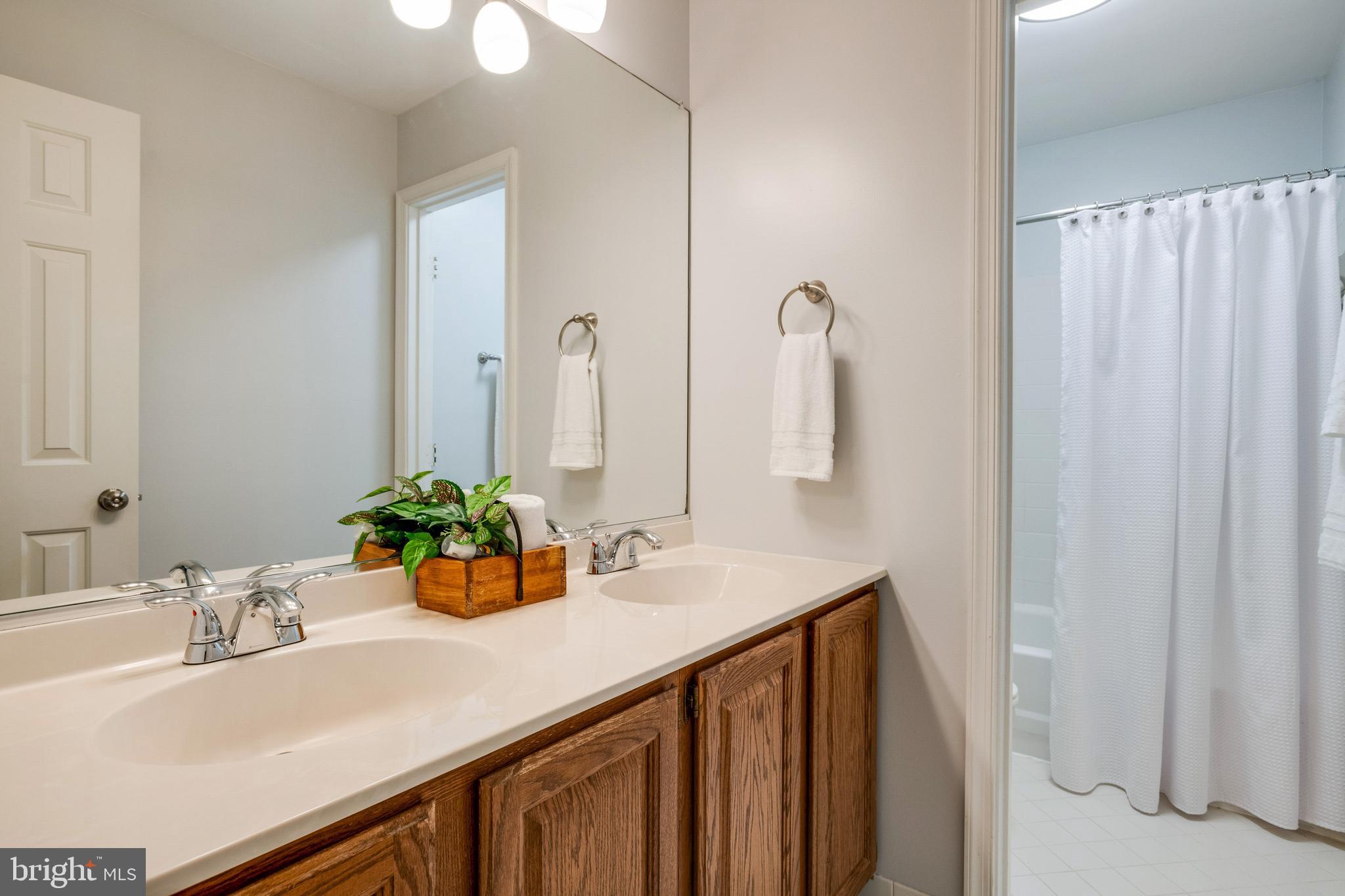 ENGLISH MEADOWS - Residential