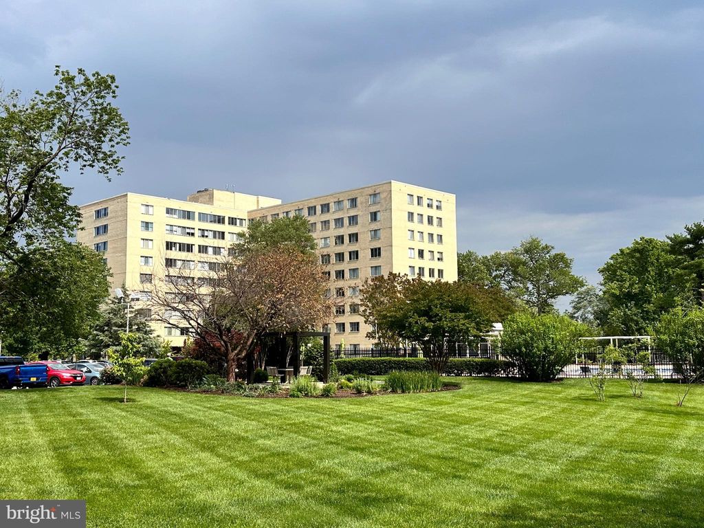 Photo of 6641 Wakefield Drive #616, ALEXANDRIA, VA 22307 (MLS # VAFX2275936)