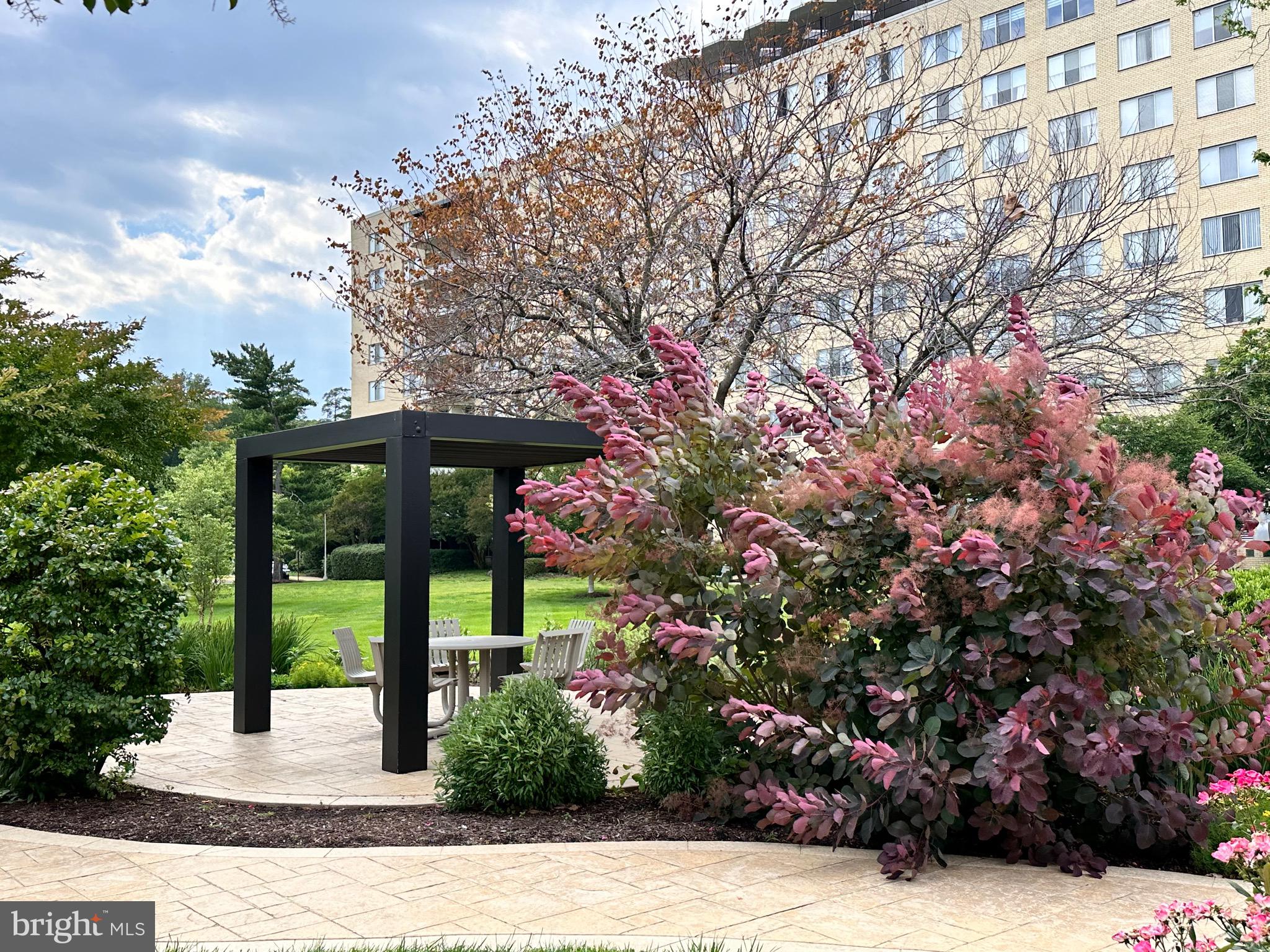 RIVER TOWERS - Residential