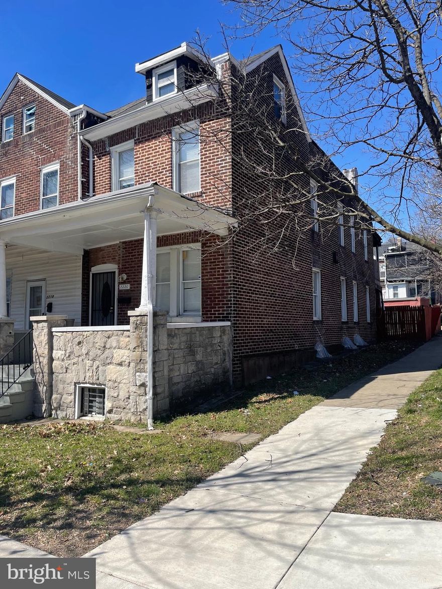 REDUCED! MOTIVATED SELLER!! PERFECT HOME FOR THE SAVVY INVESTOR OR THE 1ST TIME HOME BUYER WITH IMAGINATION! MAKE YOUR APPT. TODAY TO SEE THIS EOG PORCHFRONT, 3 BEDROOM, 1.5 BATH HOME CONVENIENTLY LOCATED NEAR SCHOOLS, SHOPPING, PARK, ZOO, AND PUBLIC TRANSPORTATION. EZ2C, THIS PROPERTY WON'T LAST LONG!