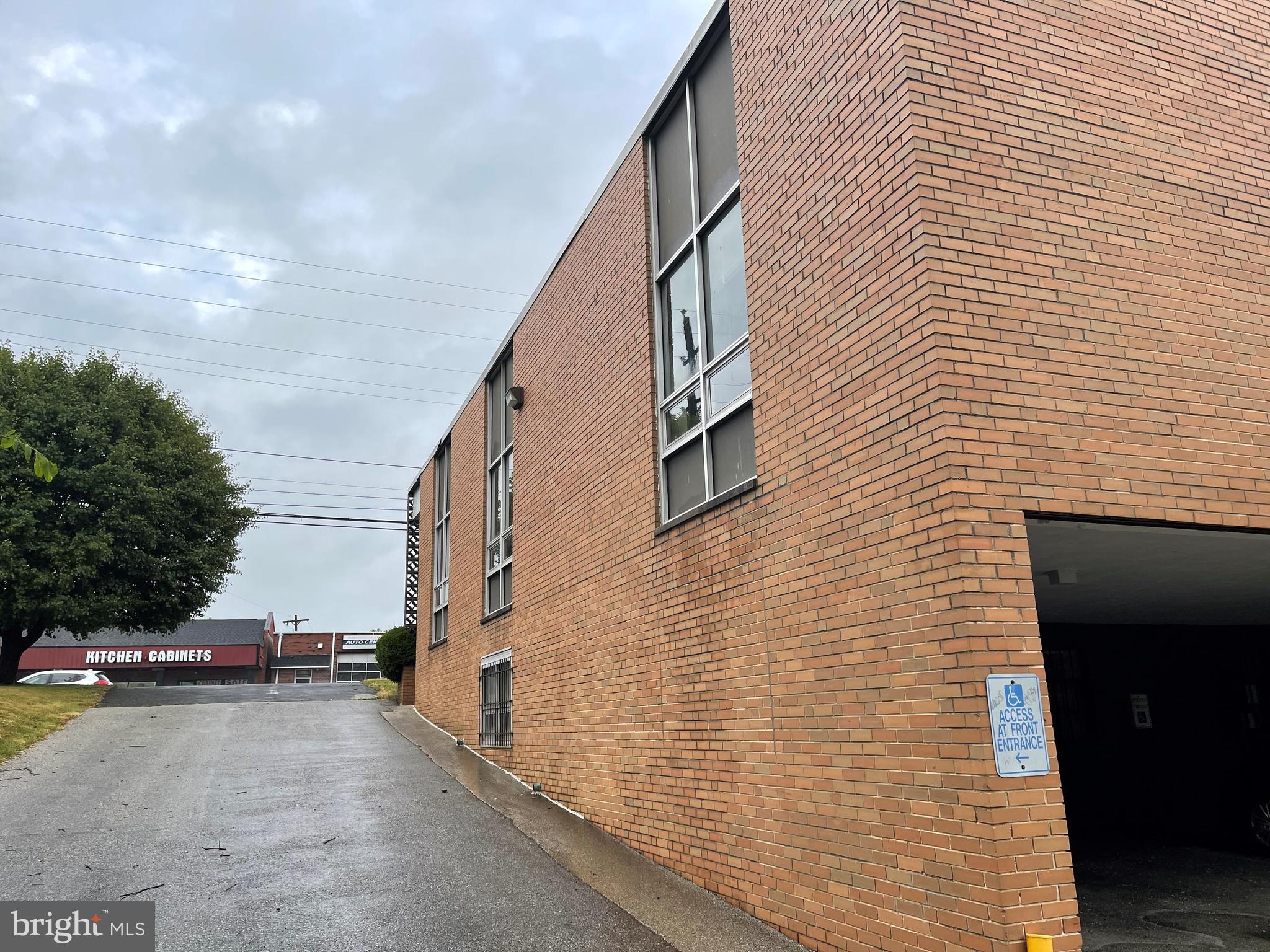 Main image without alt text