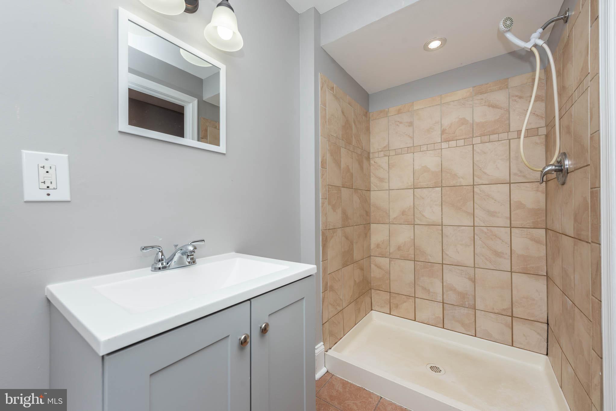 HOLLINS MARKET - Residential