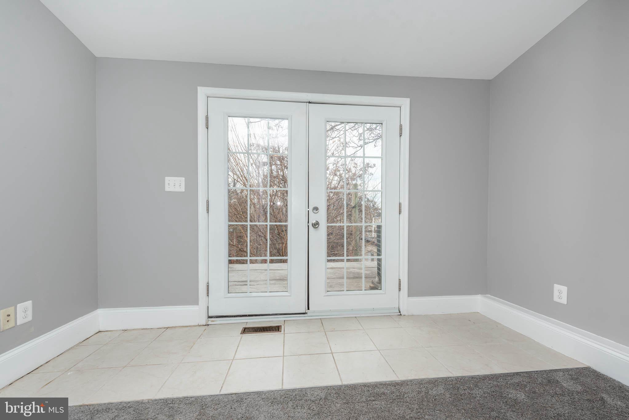 HOLLINS MARKET - Residential