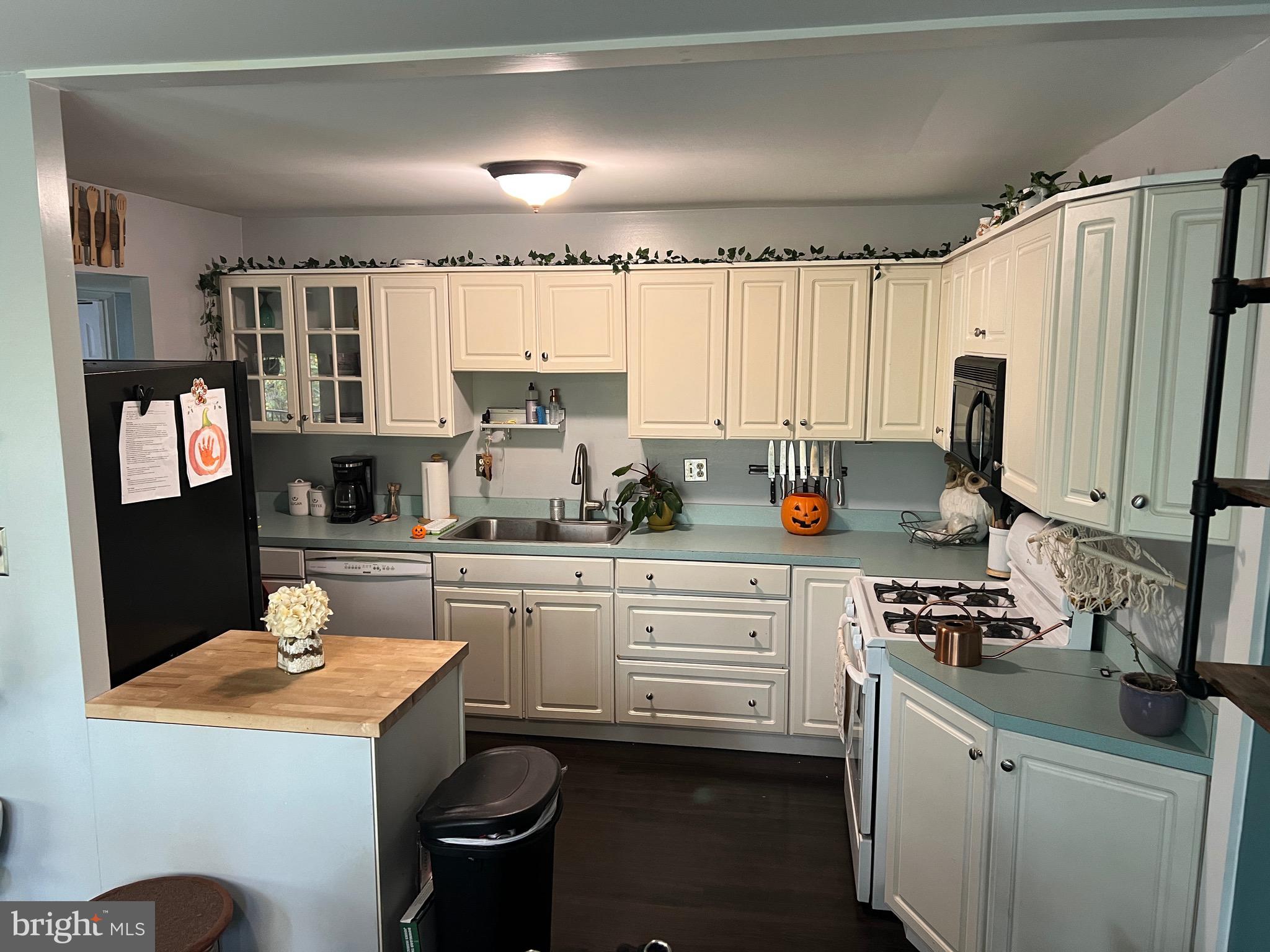 BAY HILLS - Residential