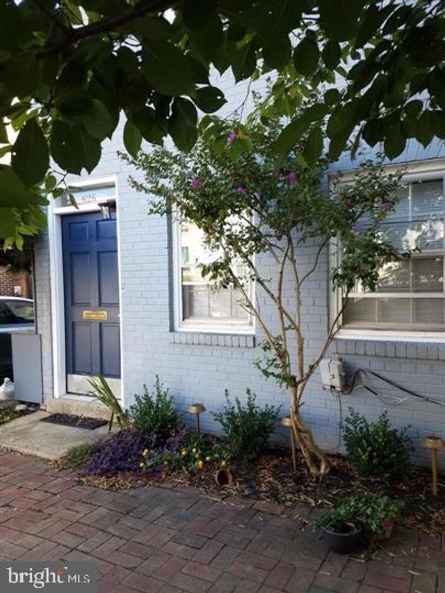 Wonderful ground level apartment (two unit townhouse) in heart of Old Town.  Wood floors, chair rail in living/dining room.  Granite counter in kitchen.  Recently painted.  Back porch.  Lovely landscaped back yard (shared).  Off street parking.  Walk to the river, restaurants, shops and all that the city has to offer.  Washer/dryer in unit.  No move-in fee.