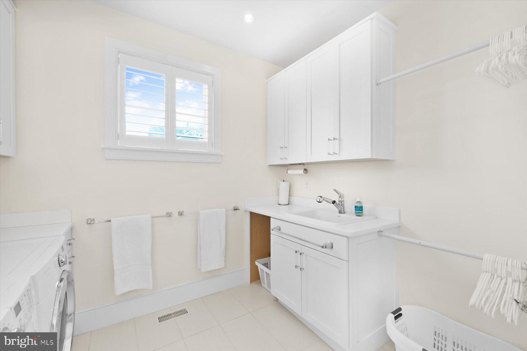 OCEAN BREEZES - Residential