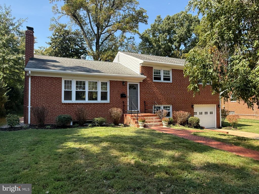 Photo of 211 W Columbia Street, FALLS CHURCH, VA 22046 (MLS # VAFA2003260)