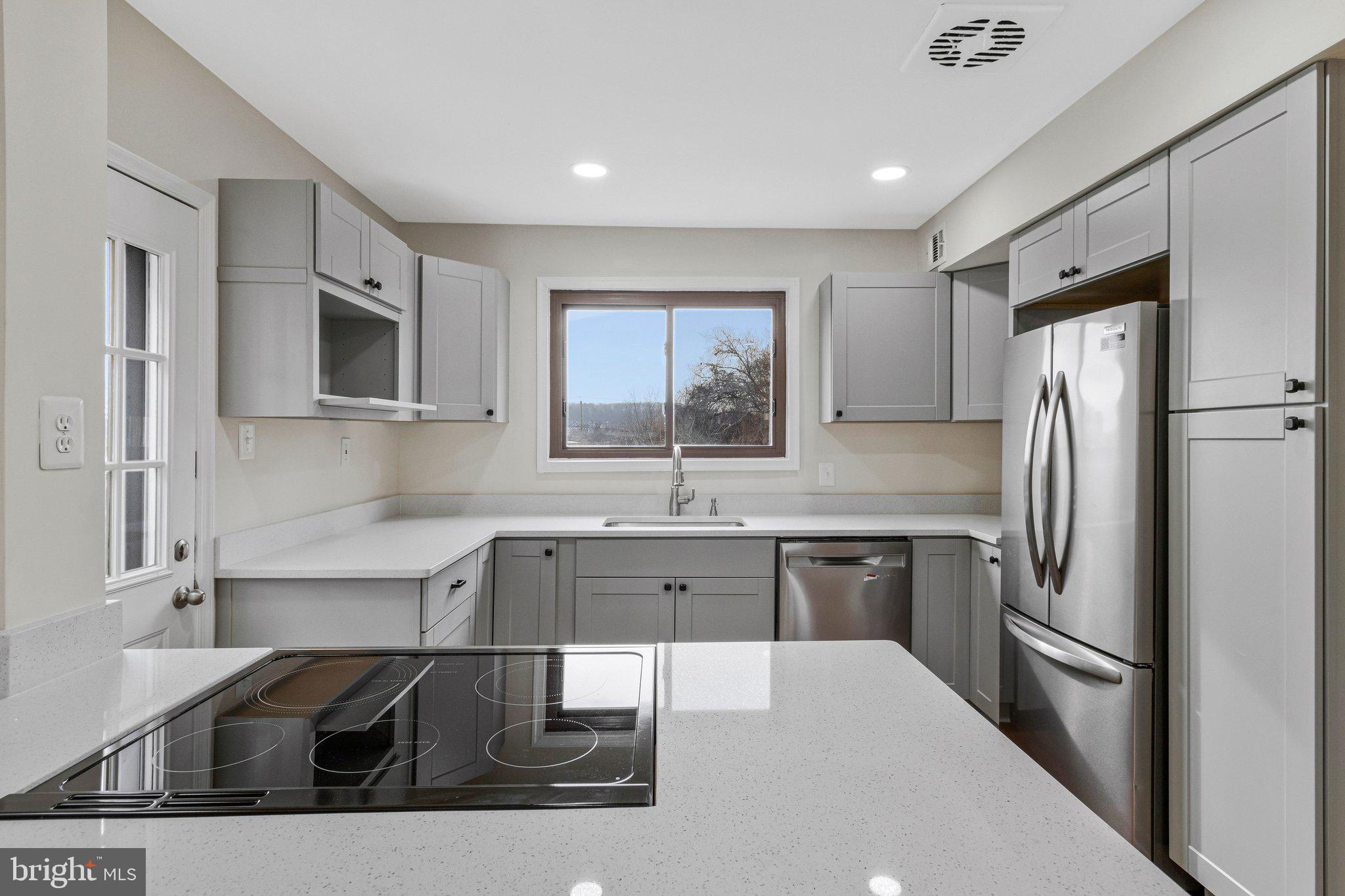 5826 EASTERN AVENUE NE