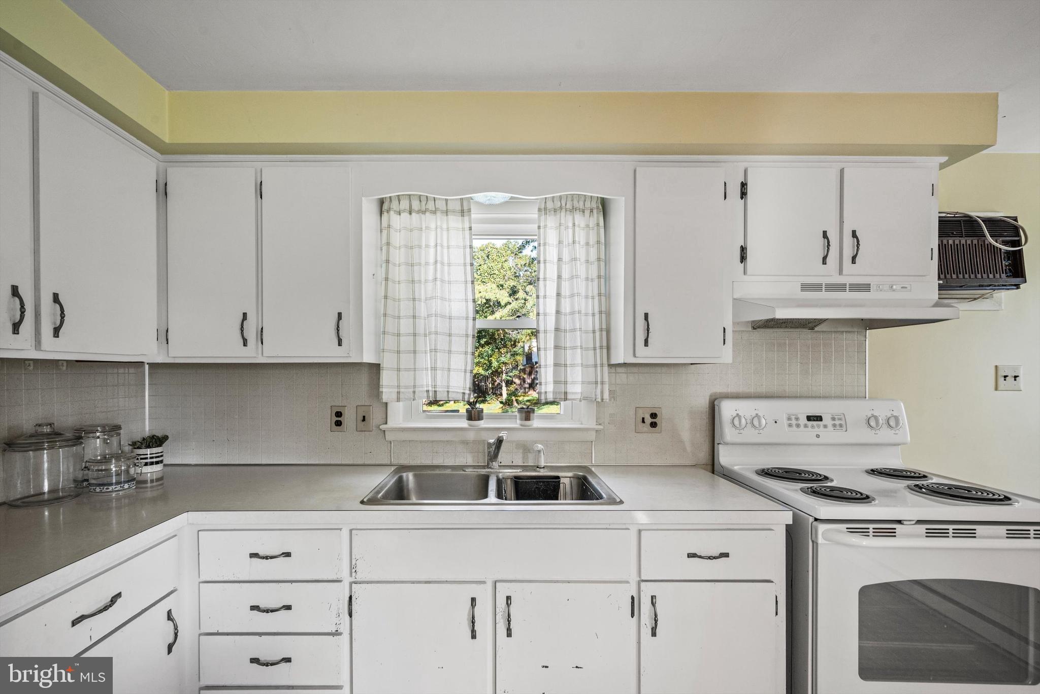 WAKELAND MANOR - Residential