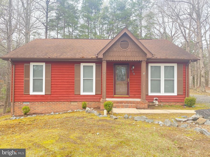 Lovely 3 bedroom, 2 bath rambler in lake oriented, gated community of Lake Land Or. Everything is within reach in the galley style kitchen with pass through into the family room. The Primary bedroom has a convenient en suite Bath!  With newer carpet and designer paint job, you can't get more move in ready than this! Property sits on over .25 acre, grassy, level lot perfect for backyard entertaining! The amenities of this peaceful community include swimming pool, tennis court, exercise room and tot lot. As a lake oriented community, you also can enjoy boating, swimming and fishing! Perfect for an active, waterfront lifestyle!