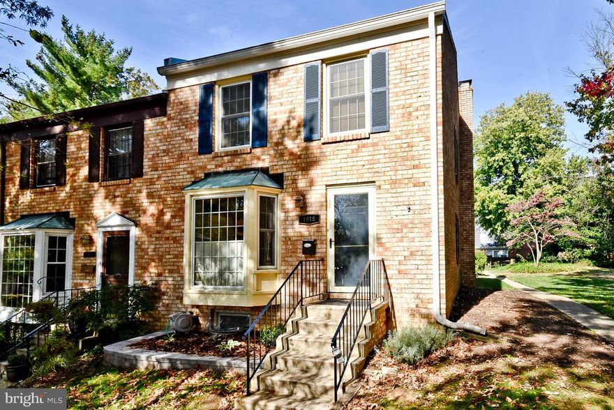 Terrific, end unit Lake Louise brick townhome tucked away in "Crofton Triangle".3 Full levels. 3 bedrooms/2 baths upstairs. Hardwood floors on main. Updated kitchen w/granite, backsplah & newer appliances. Great rec room in basement.  Fully fenced paver patio.  Newer HVAC system, windows, & doors. New roof '16. Move-in READY!