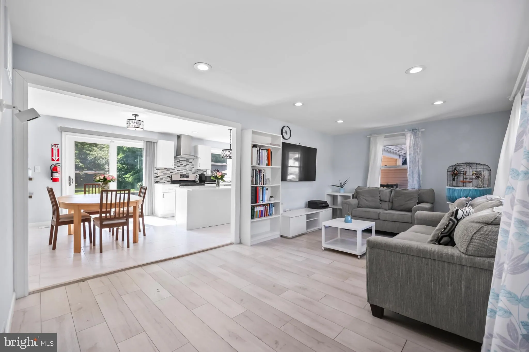 Ewing, New Jersey 08638, United States, 3 Bedrooms Bedrooms, ,2 BathroomsBathrooms,Residential,Pending,182527