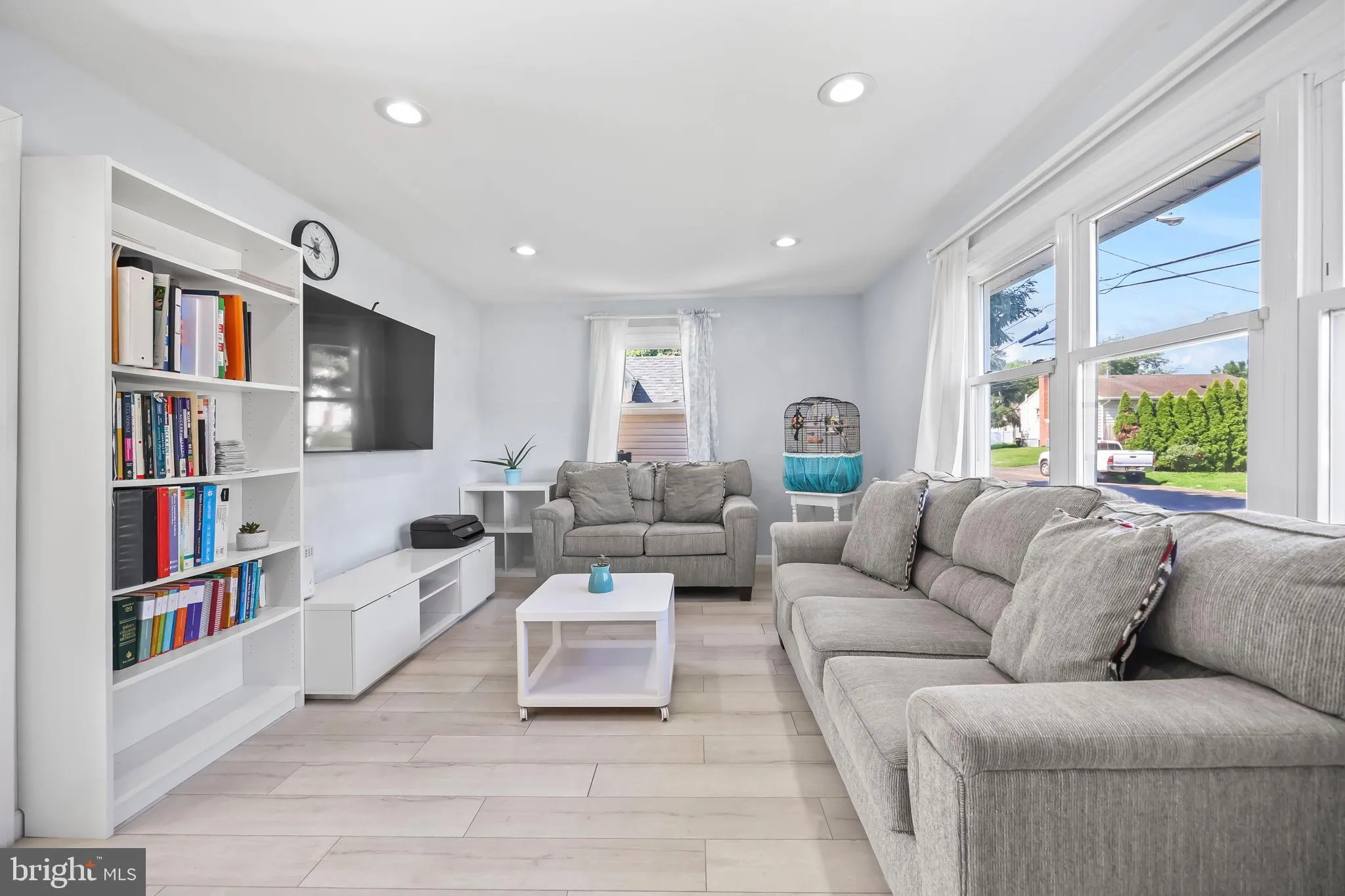 Ewing, New Jersey 08638, United States, 3 Bedrooms Bedrooms, ,2 BathroomsBathrooms,Residential,Pending,182527