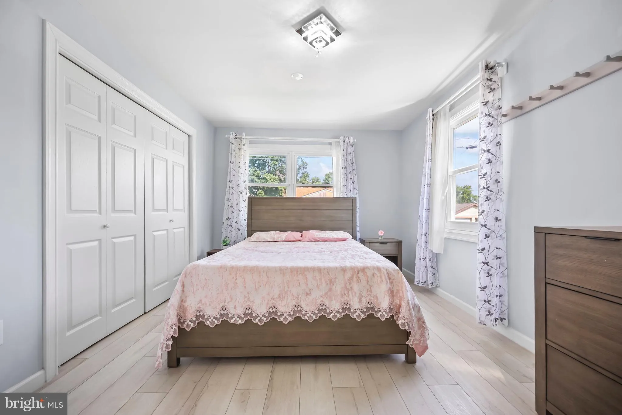 Ewing, New Jersey 08638, United States, 3 Bedrooms Bedrooms, ,2 BathroomsBathrooms,Residential,Pending,182527