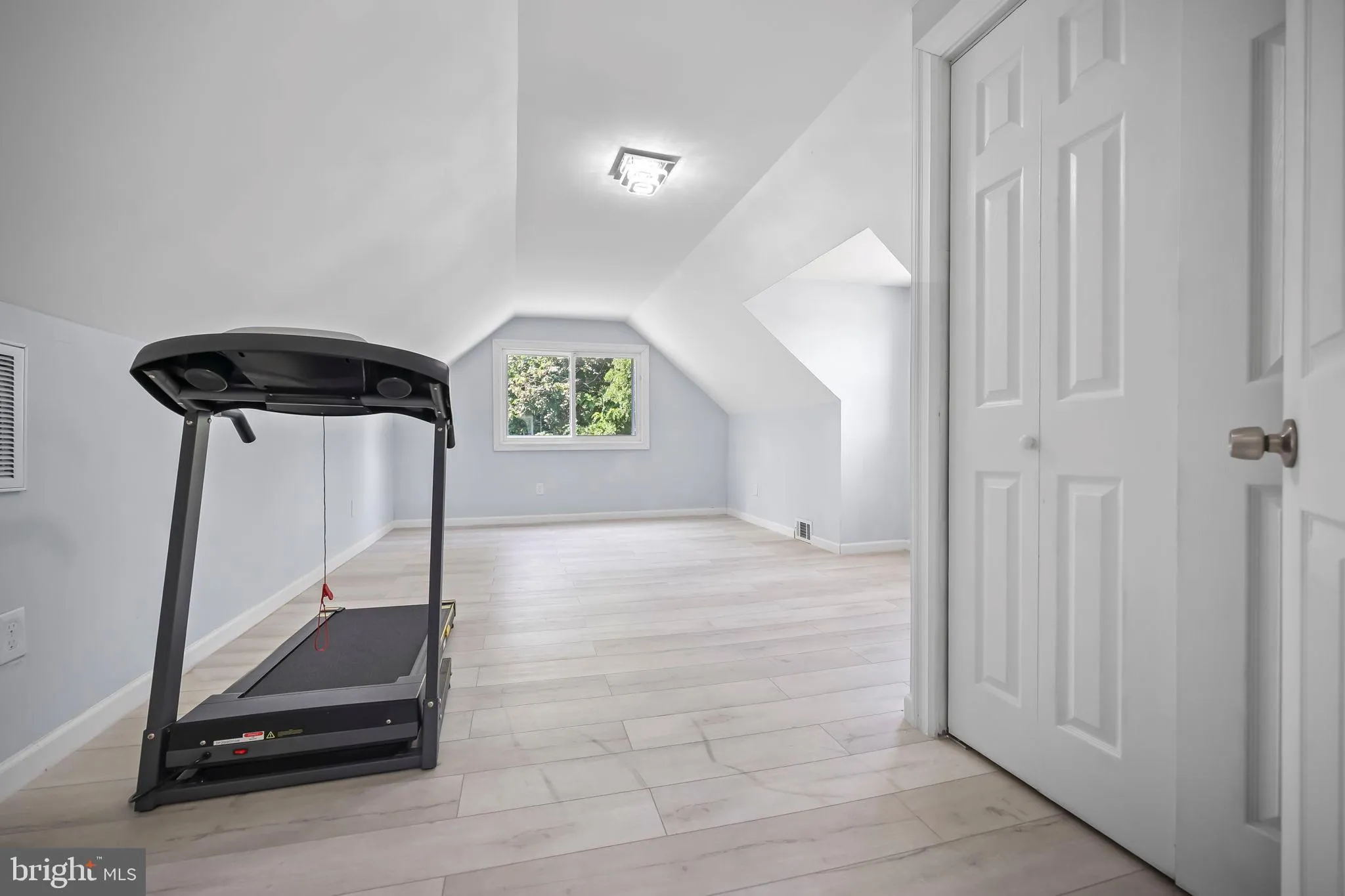 Ewing, New Jersey 08638, United States, 3 Bedrooms Bedrooms, ,2 BathroomsBathrooms,Residential,Pending,182527