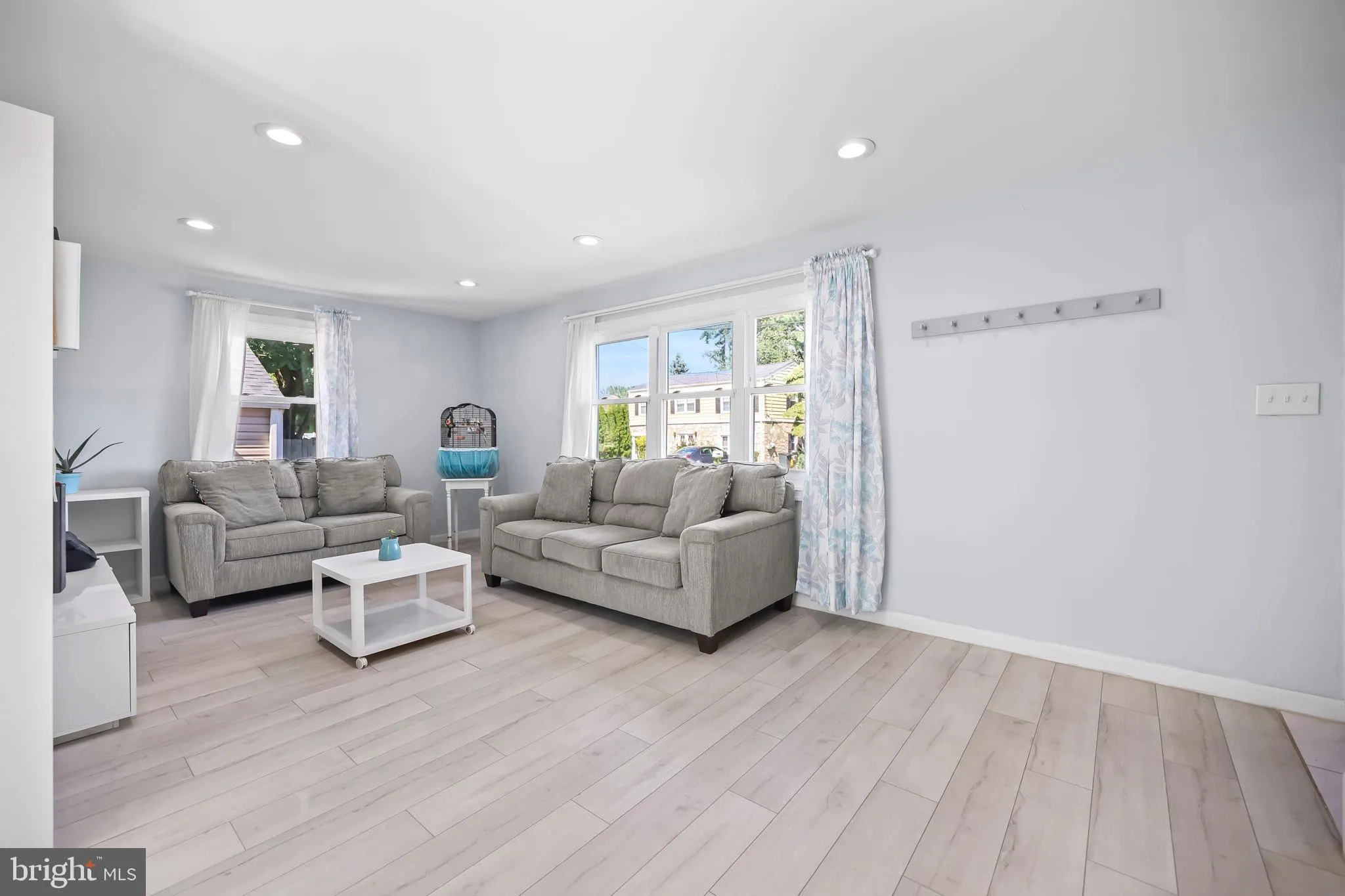 Ewing, New Jersey 08638, United States, 3 Bedrooms Bedrooms, ,2 BathroomsBathrooms,Residential,Pending,182527