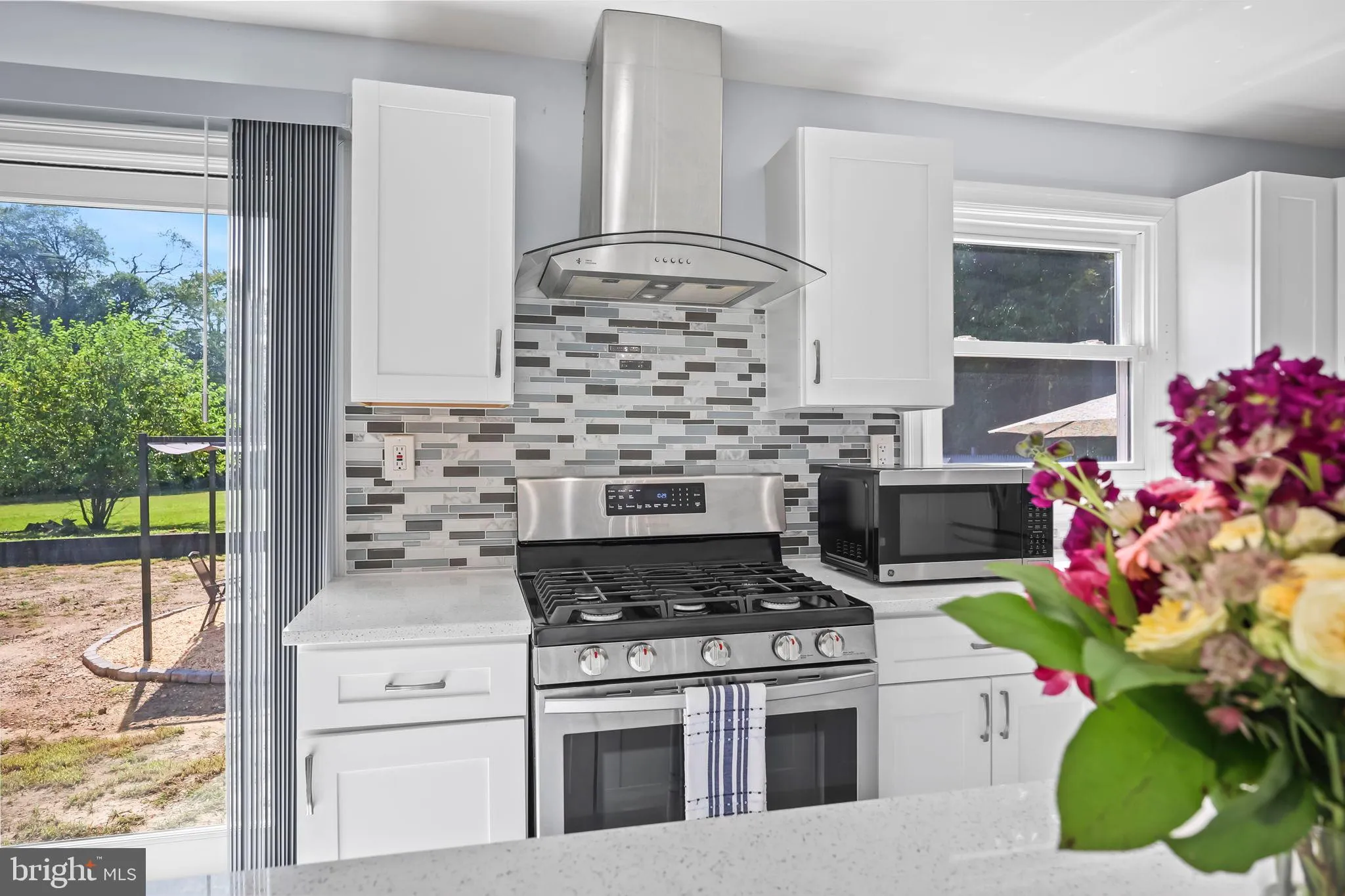 Ewing, New Jersey 08638, United States, 3 Bedrooms Bedrooms, ,2 BathroomsBathrooms,Residential,Pending,182527