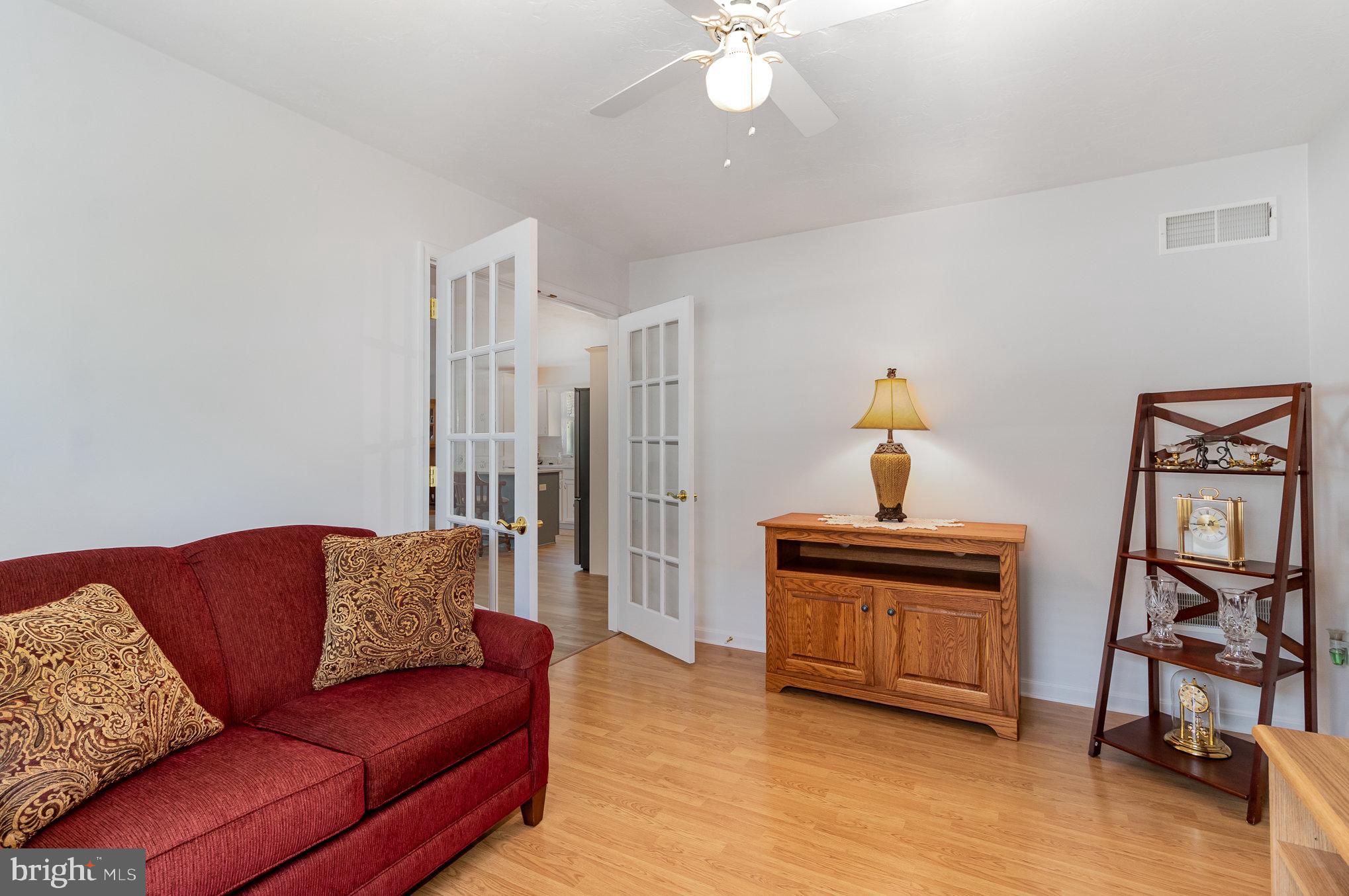 COUNTRY MANOR - Residential