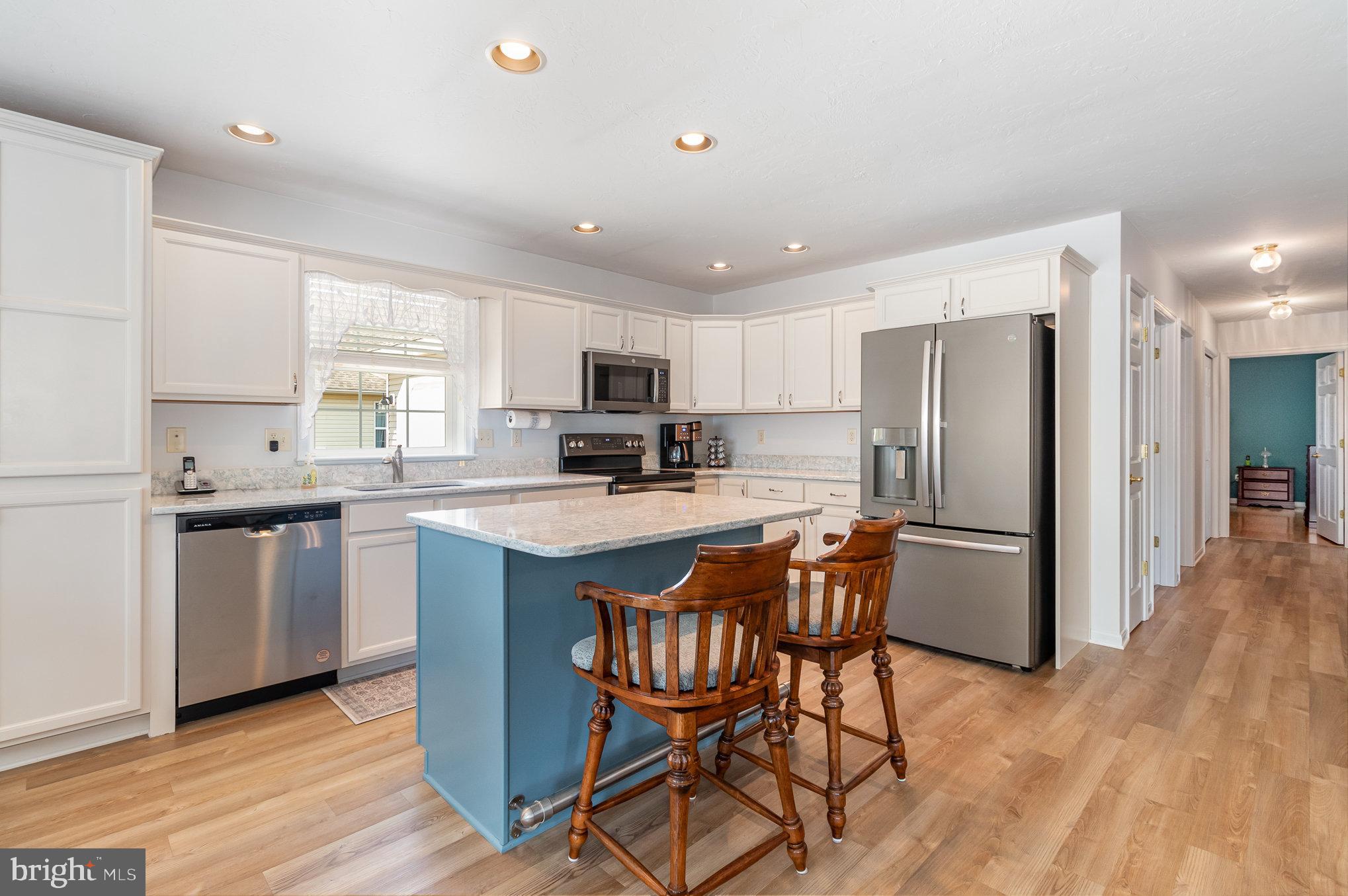 COUNTRY MANOR - Residential