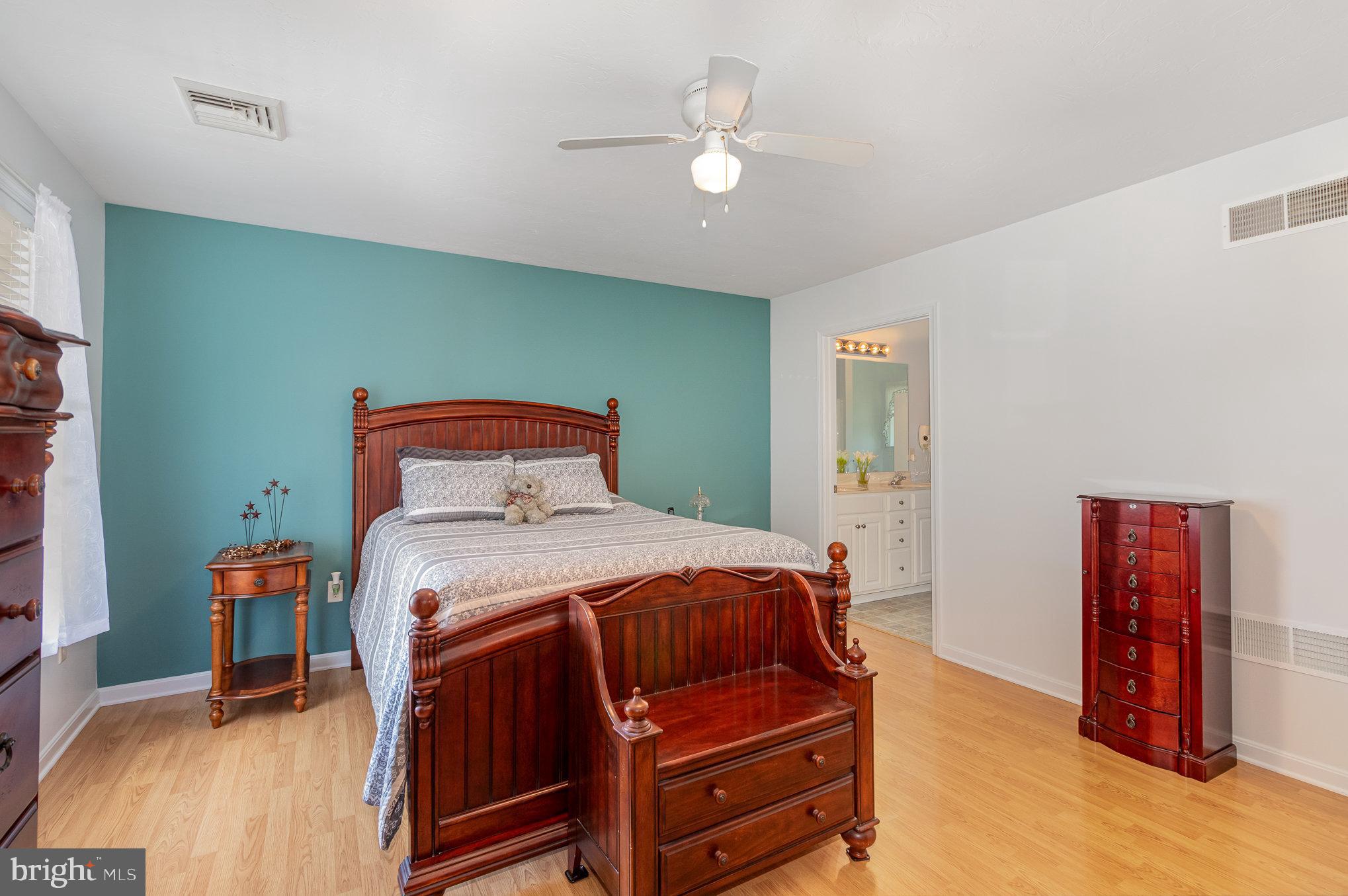 COUNTRY MANOR - Residential