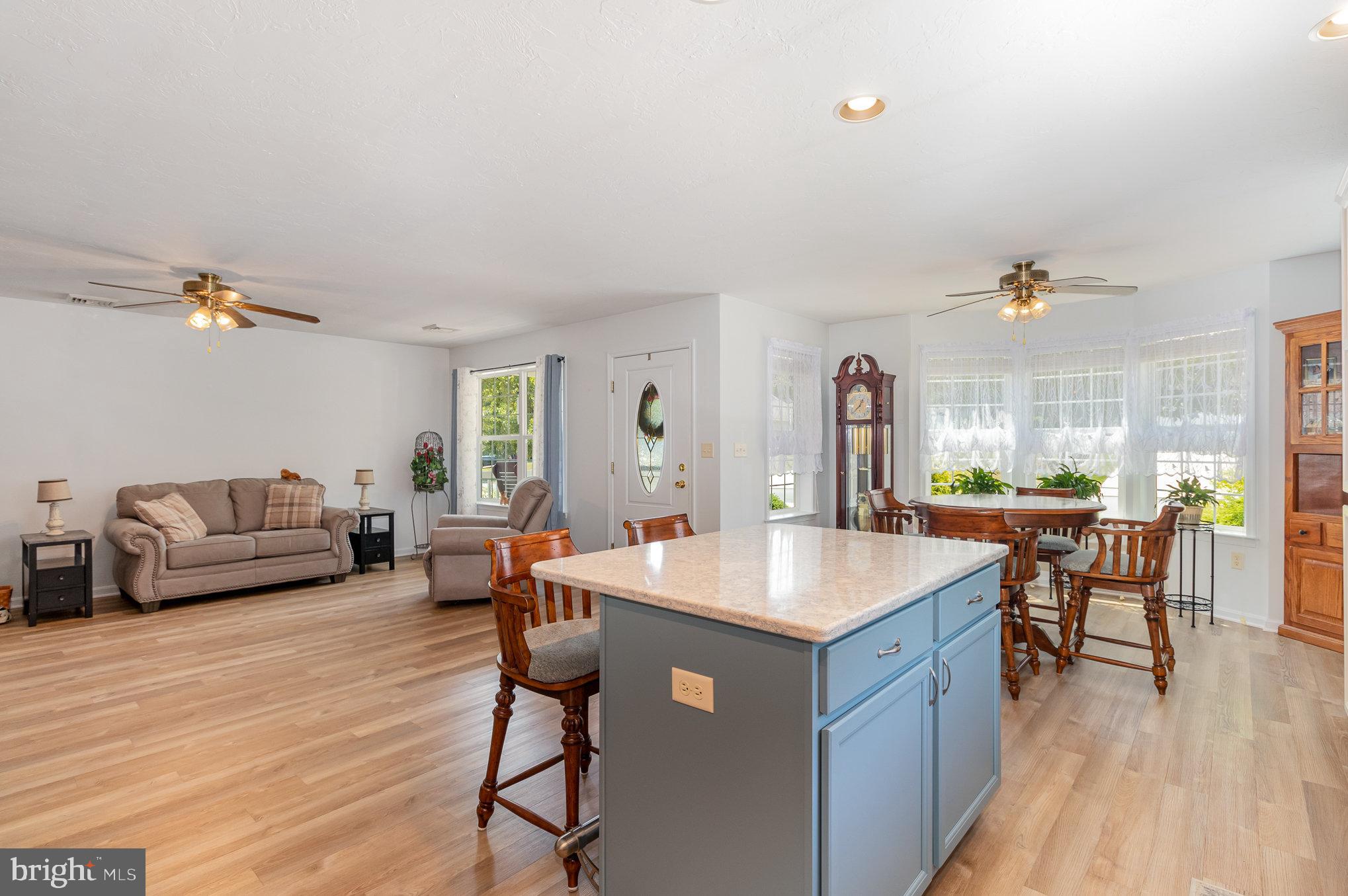 COUNTRY MANOR - Residential