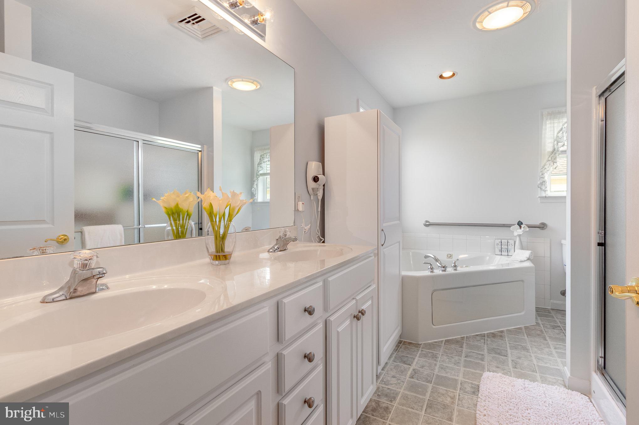 COUNTRY MANOR - Residential