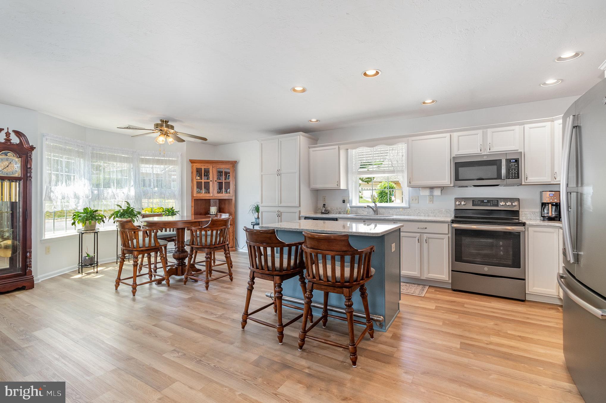 COUNTRY MANOR - Residential