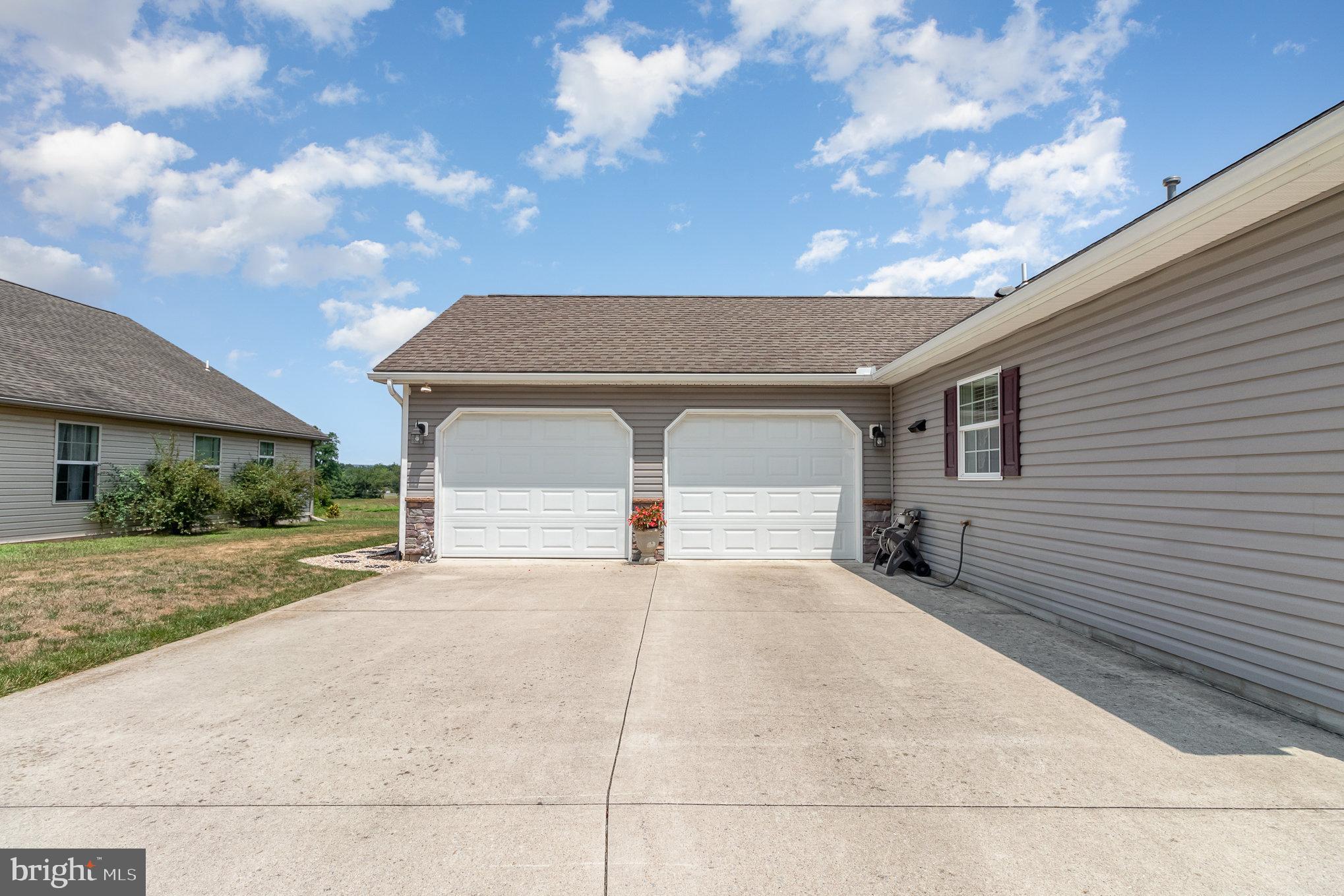 COUNTRY MANOR - Residential