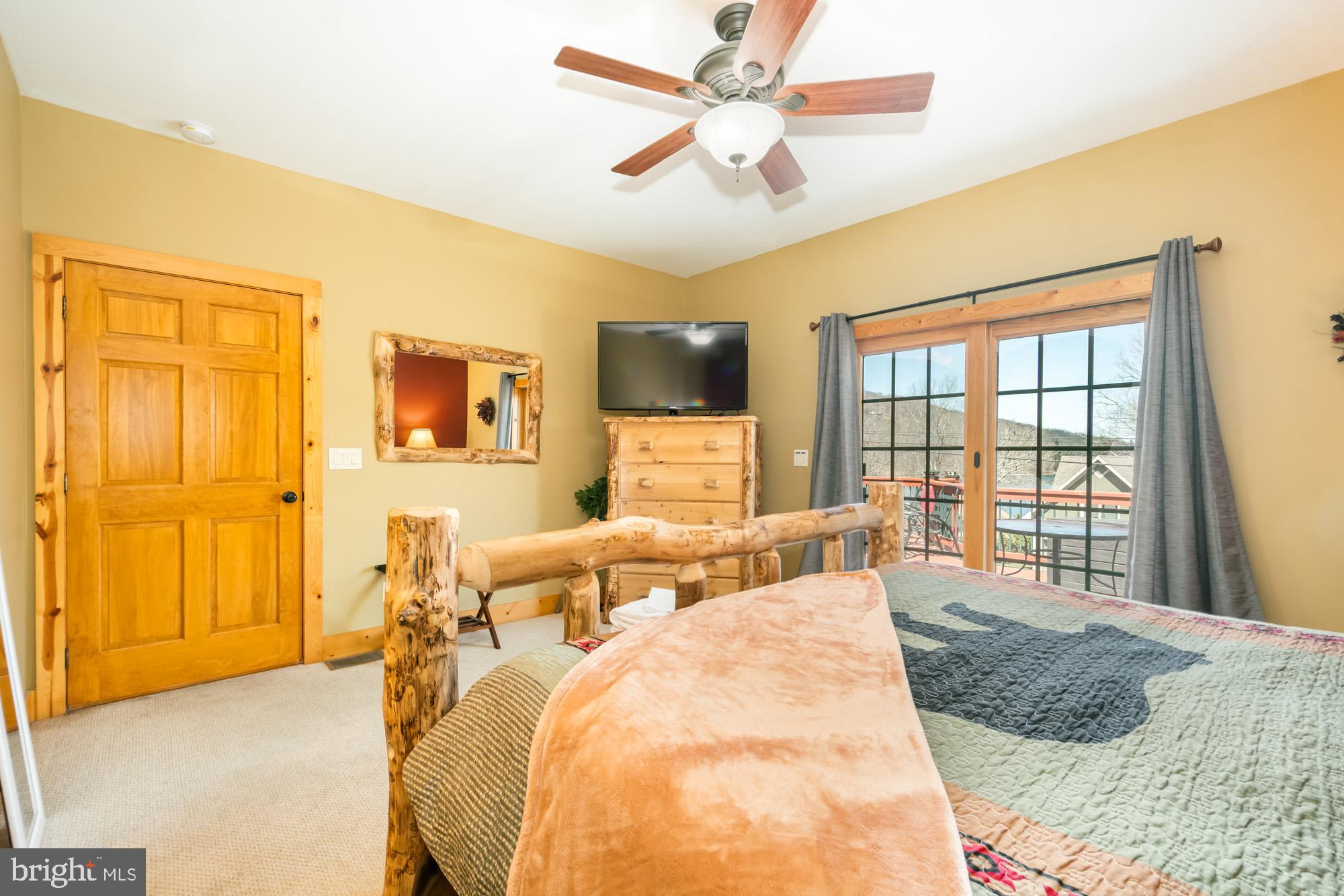 LAKESHORE DRIVE - Residential