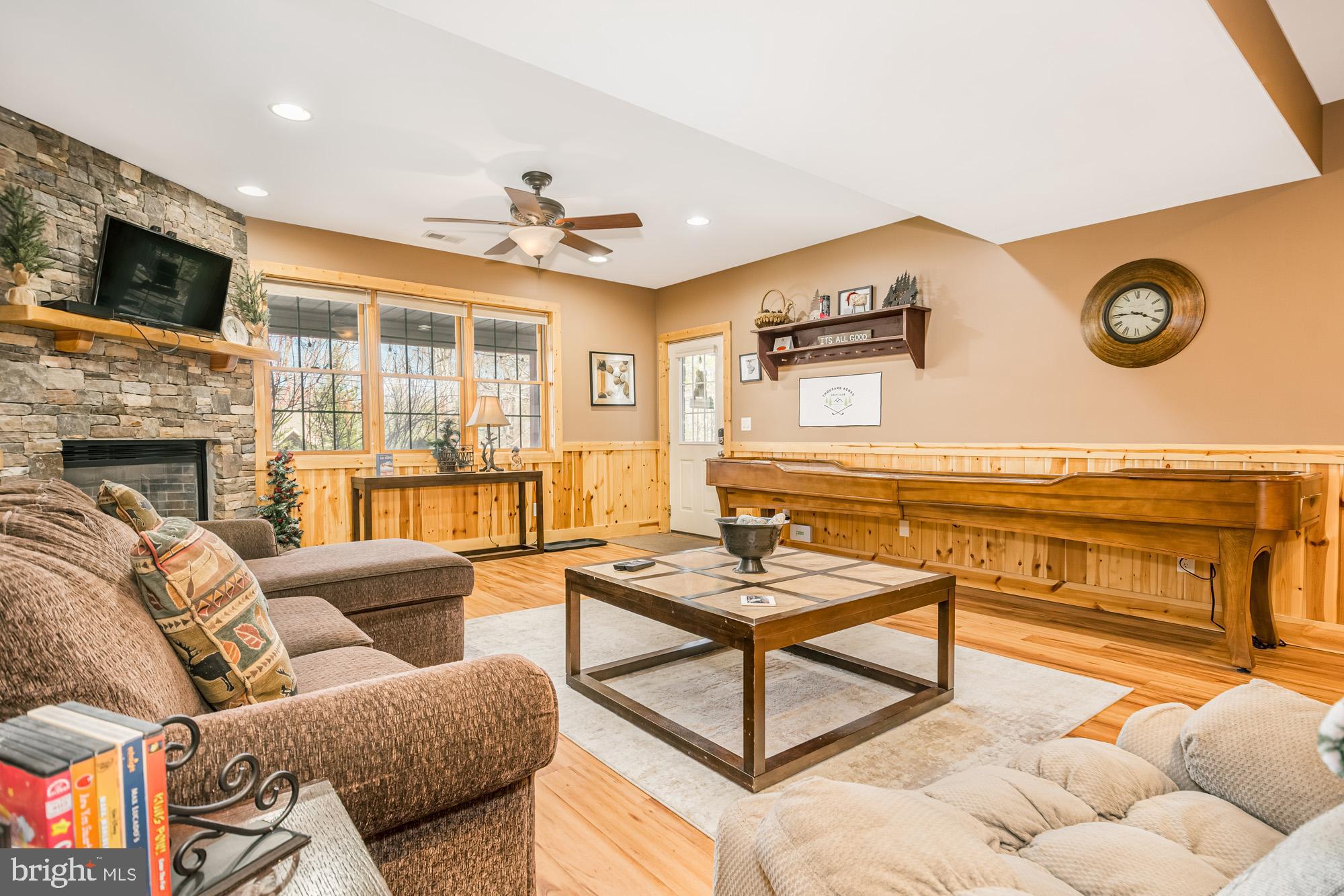 LAKESHORE DRIVE - Residential