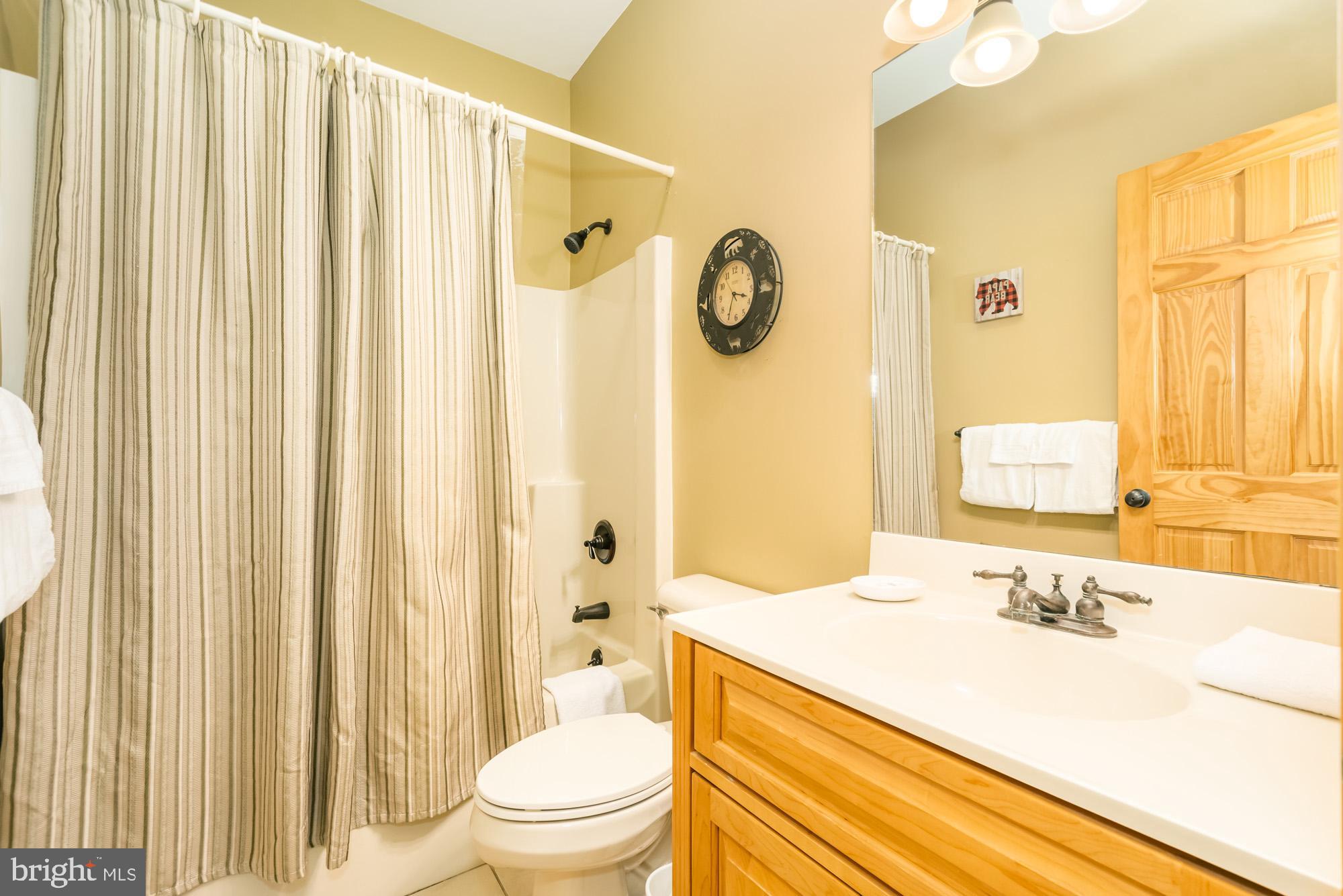 LAKESHORE DRIVE - Residential