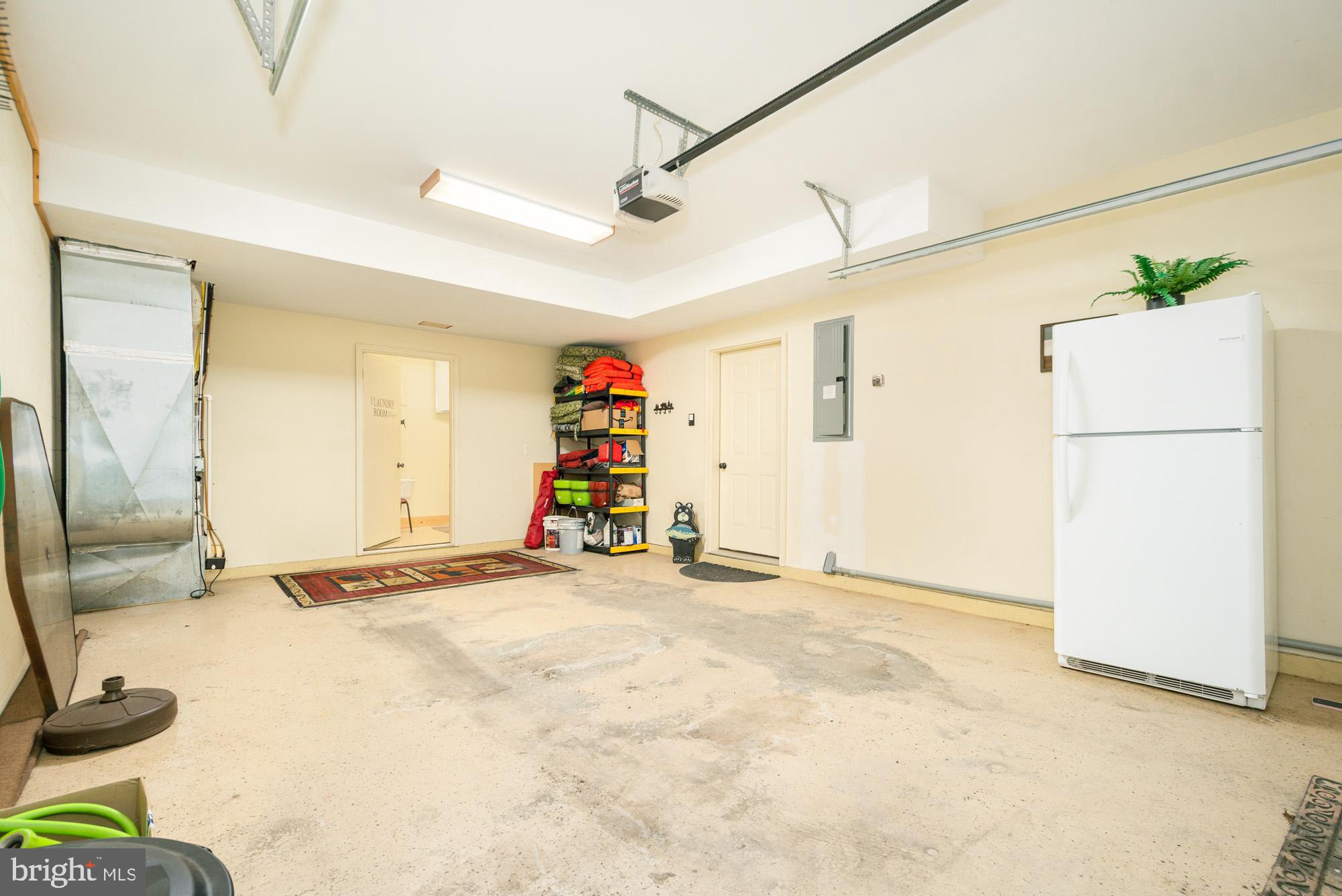 LAKESHORE DRIVE - Residential