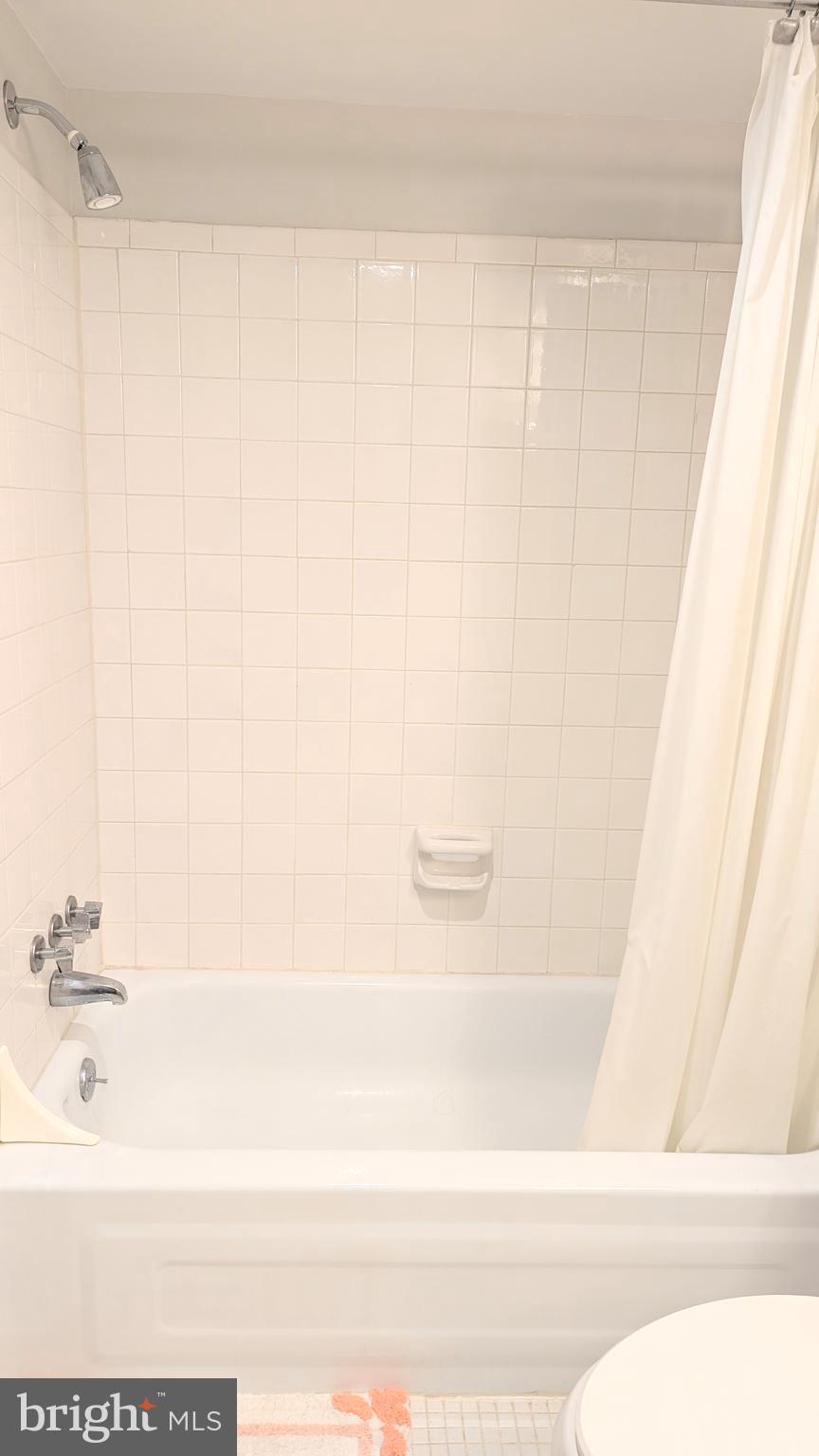 HYDE PARK - Residential Lease