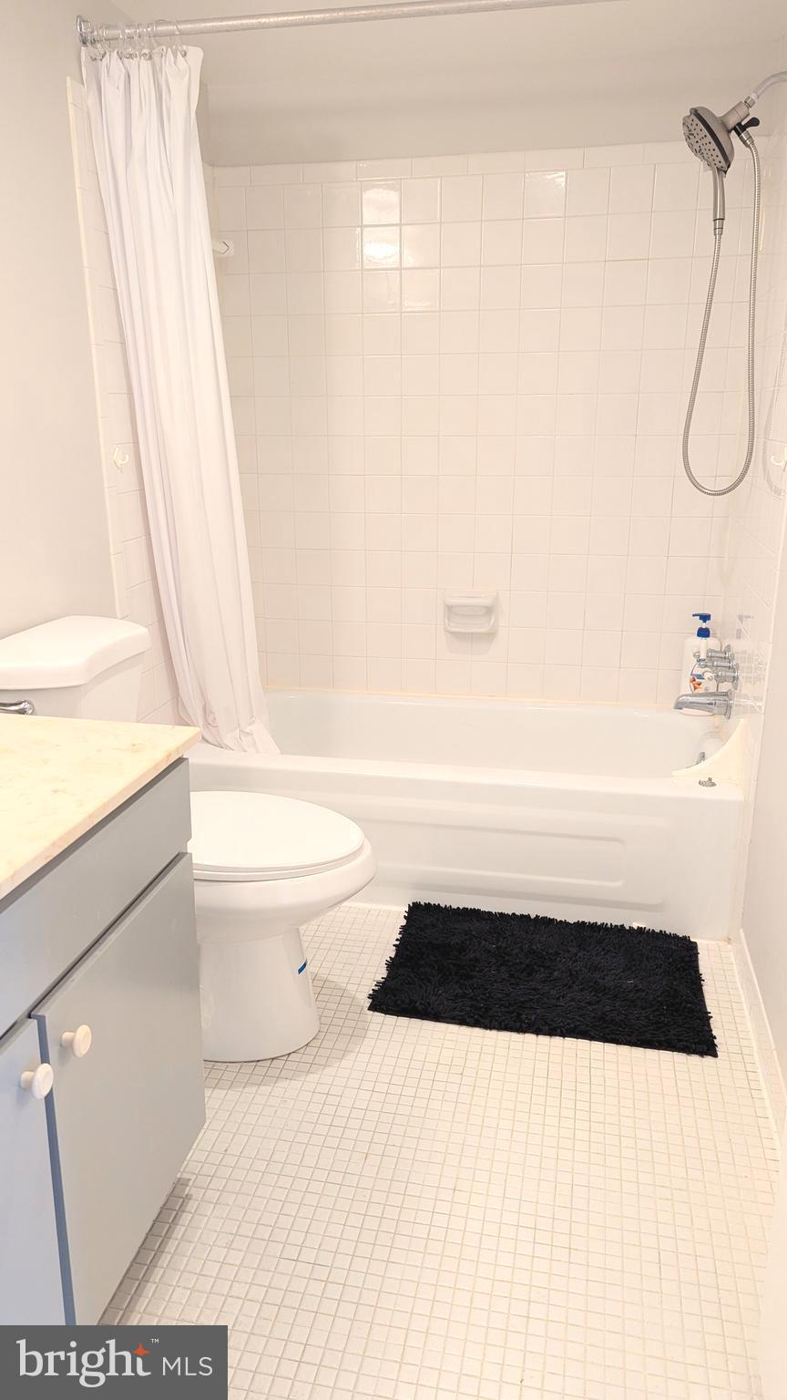 HYDE PARK - Residential Lease