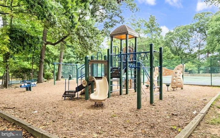 HYDE PARK - Residential Lease