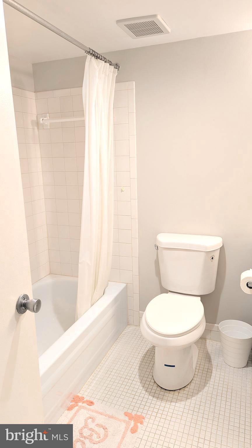 HYDE PARK - Residential Lease