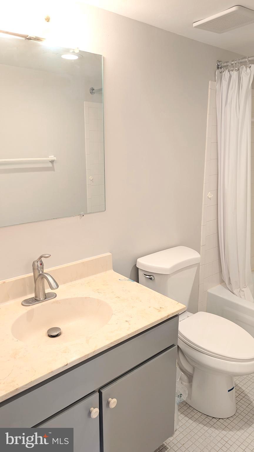 HYDE PARK - Residential Lease