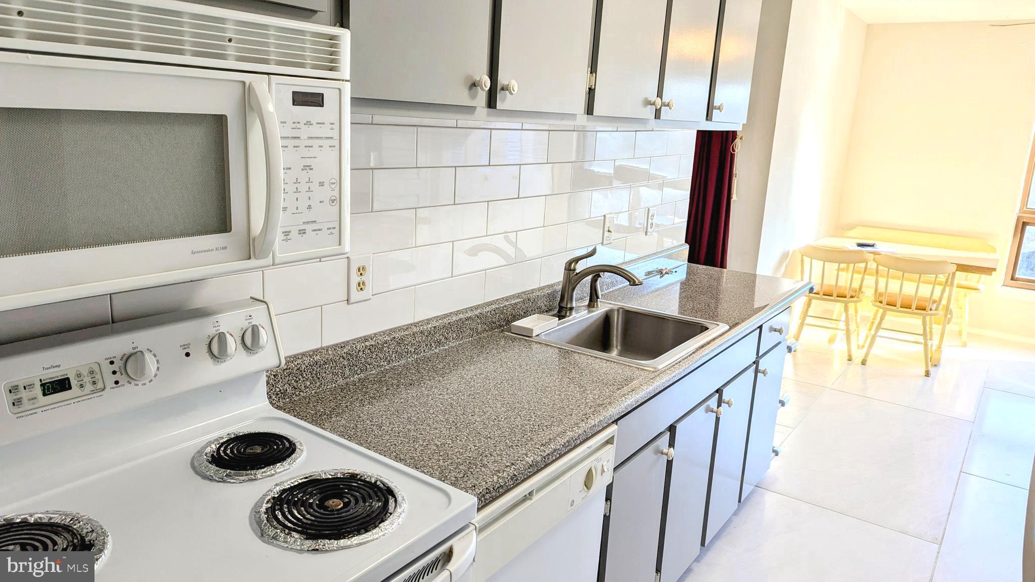 HYDE PARK - Residential Lease