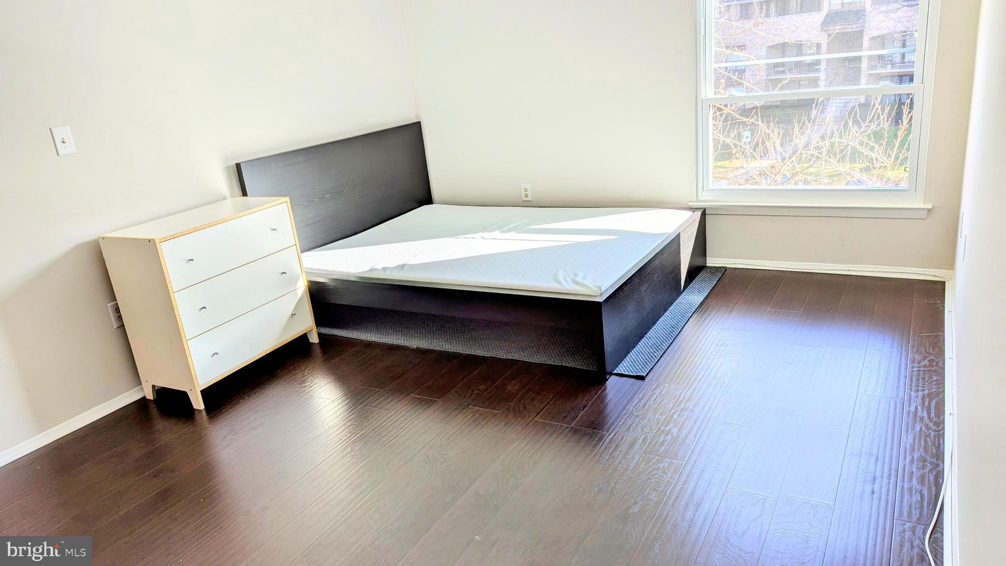 HYDE PARK - Residential Lease