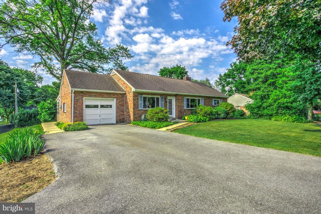 Photo of 126 W Roseville Road, Lancaster, PA 17601 (MLS # PALA2054192)