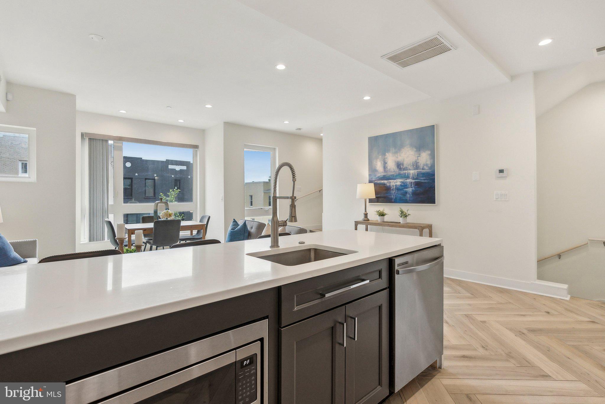 1214 QUEEN STREET NE 2